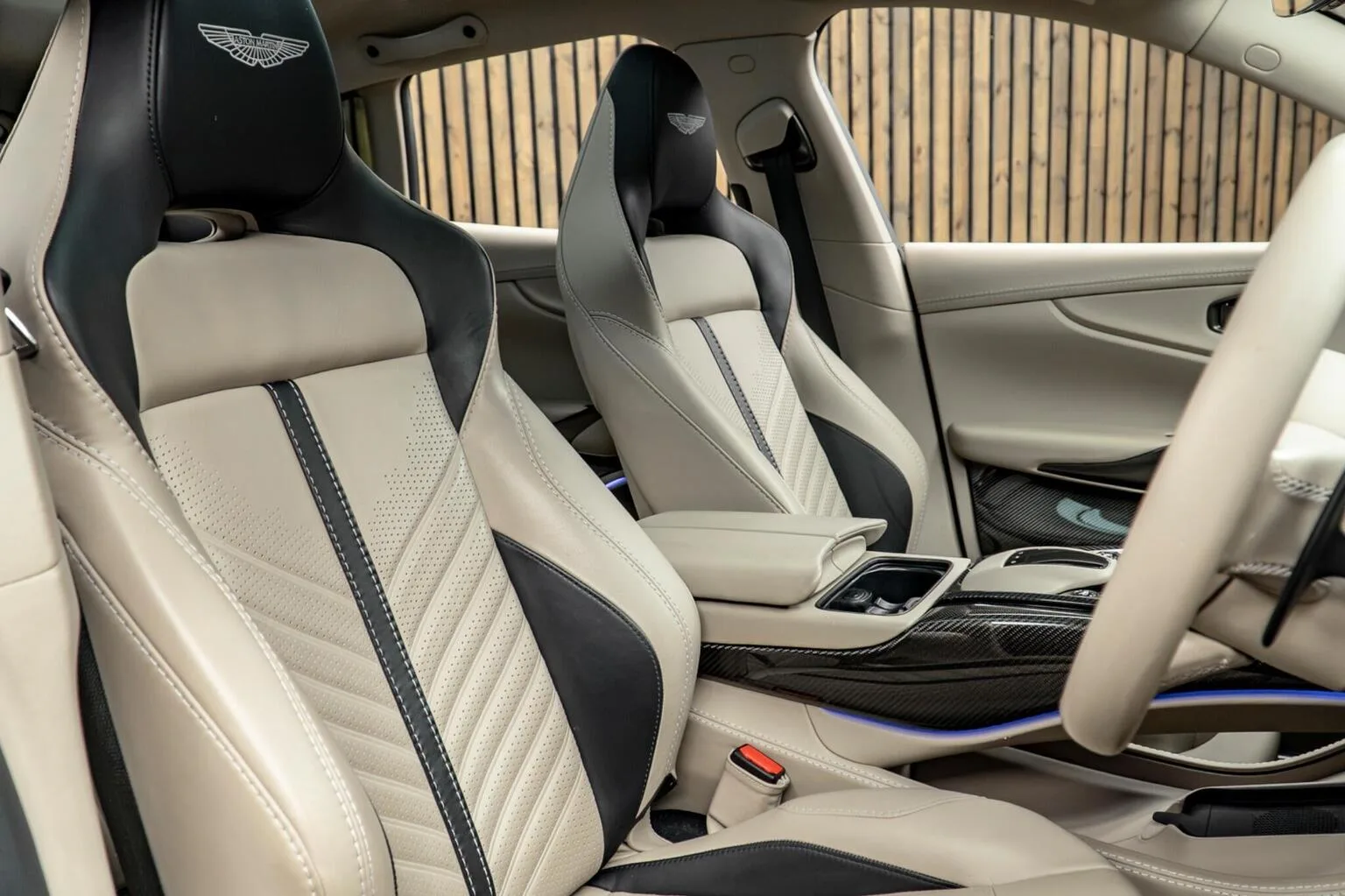 2022 Aston Martin DBX 707, 2/30