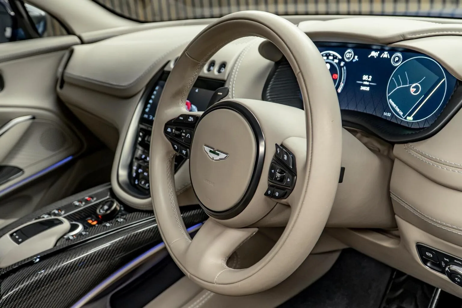 2022 Aston Martin DBX 707, 27/30
