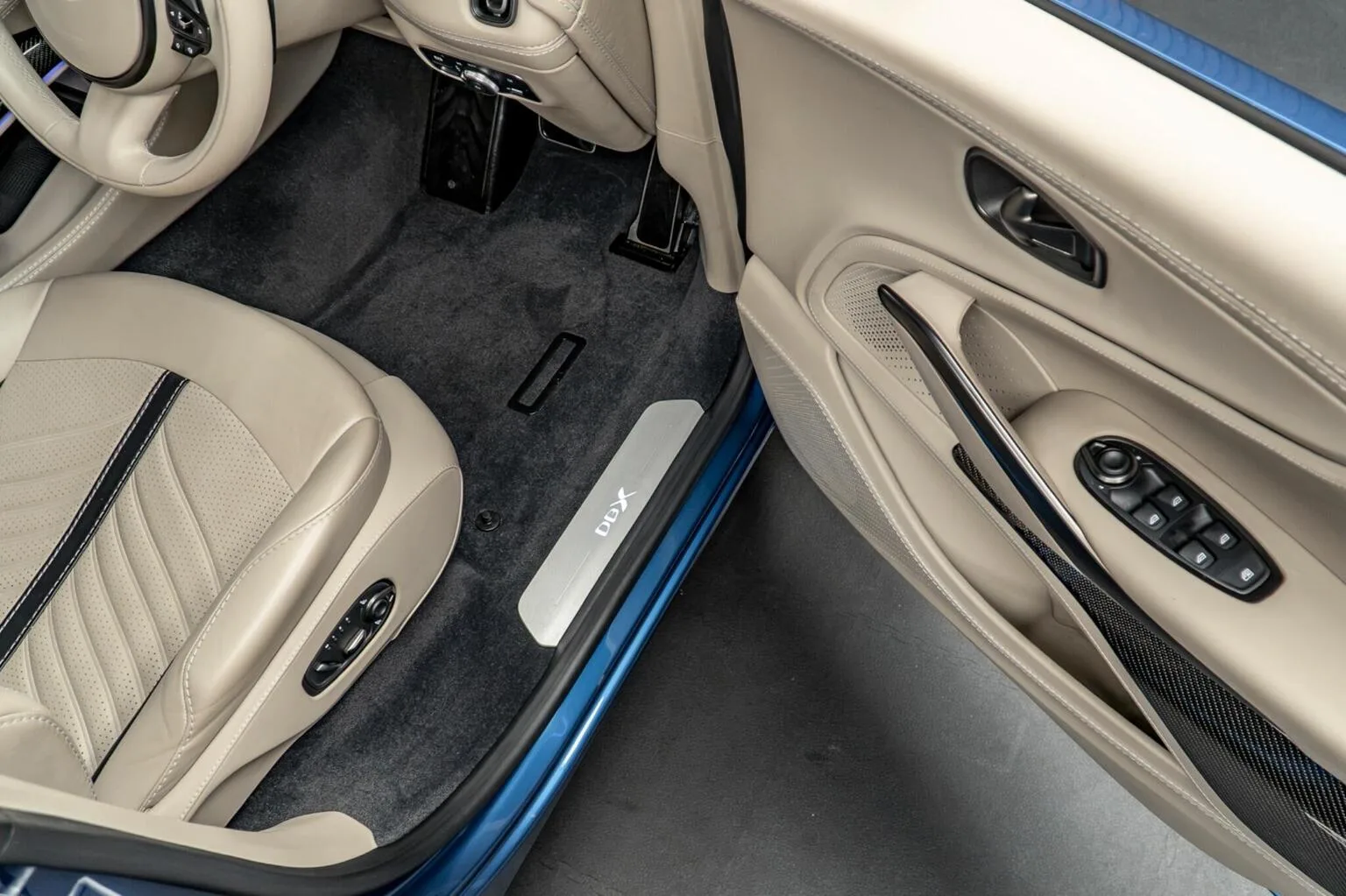 2022 Aston Martin DBX 707, 28/30