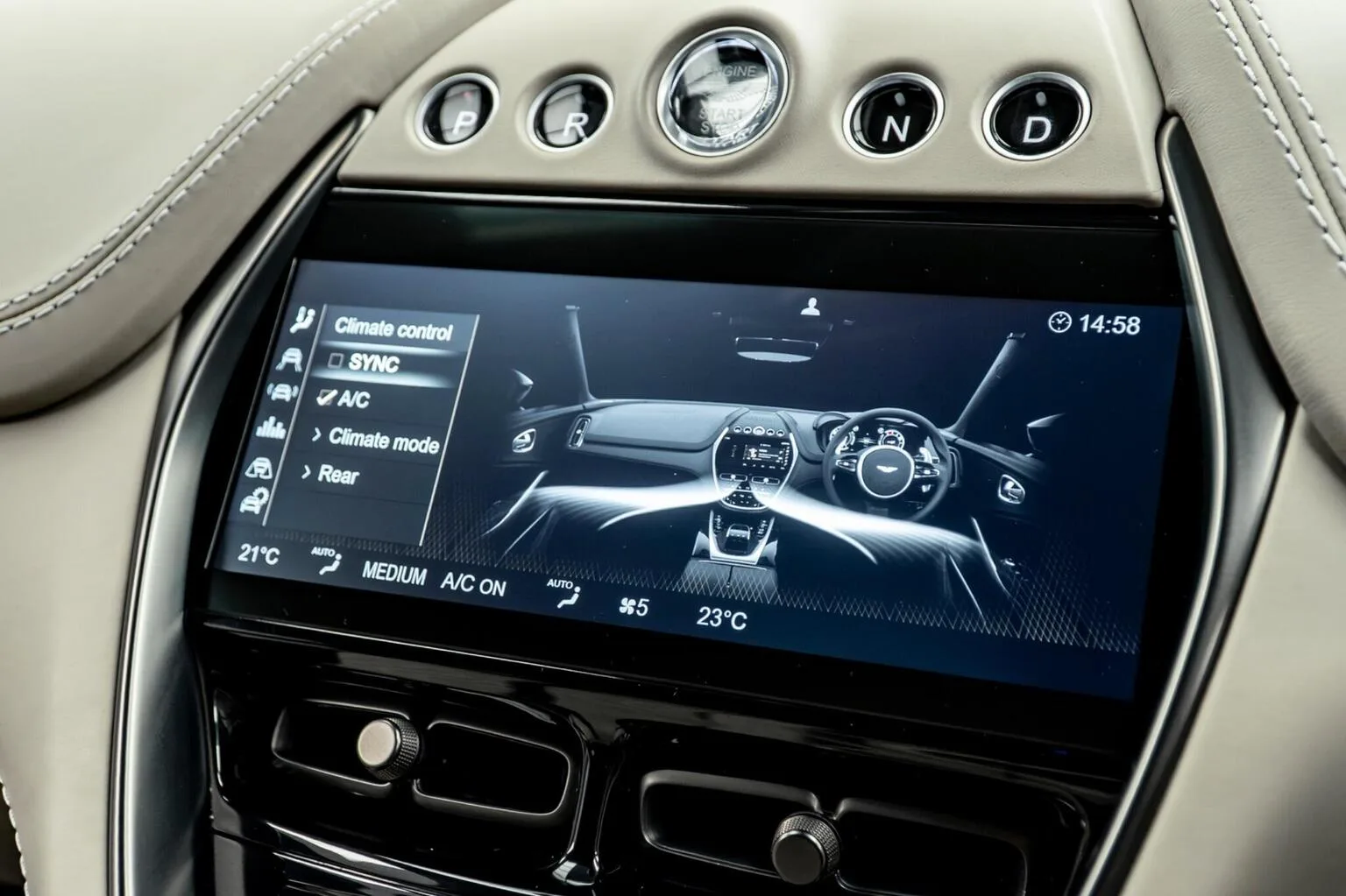 2022 Aston Martin DBX 707, 29/30