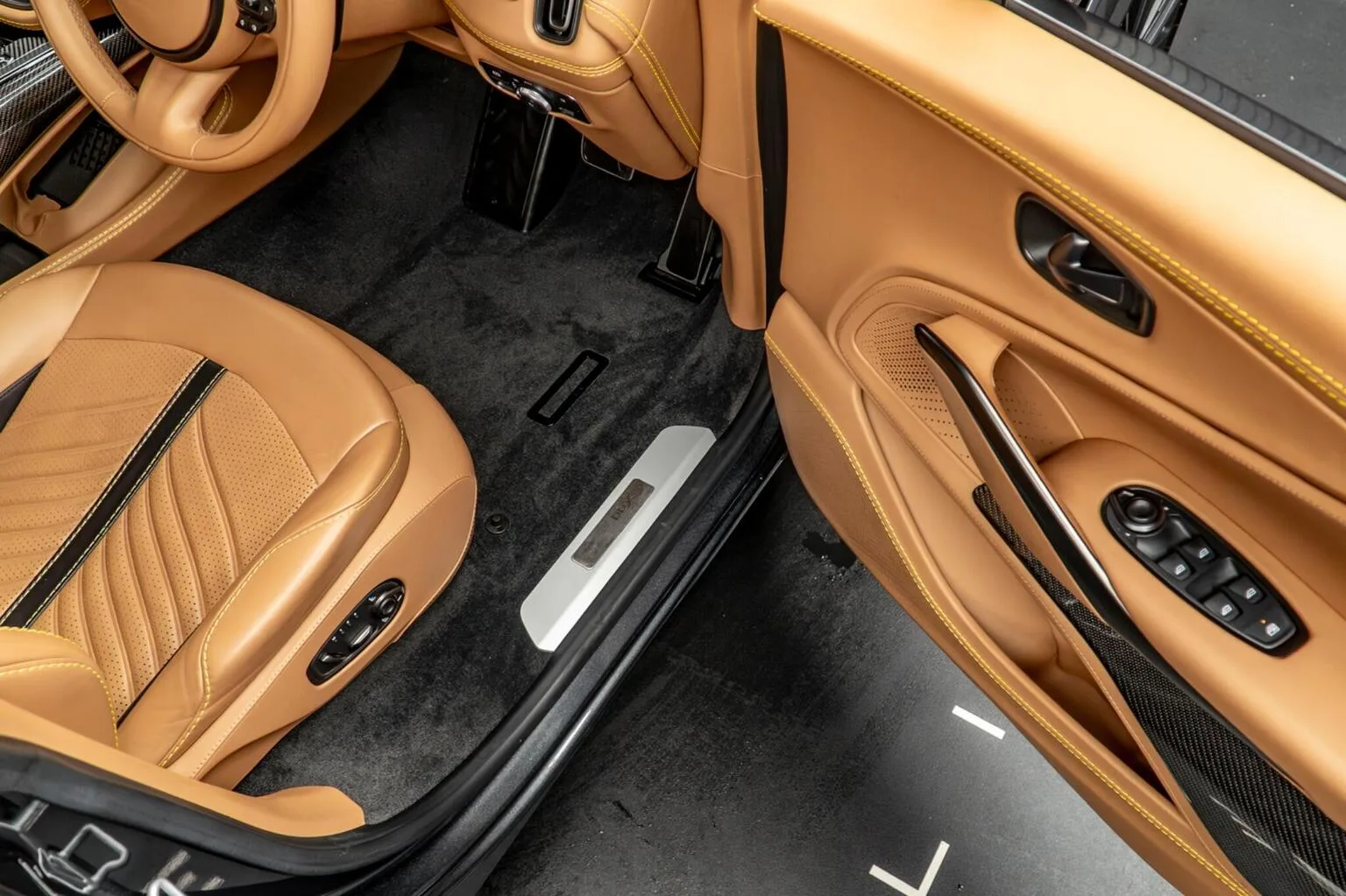 2022 Aston Martin DBX 707, 28/30