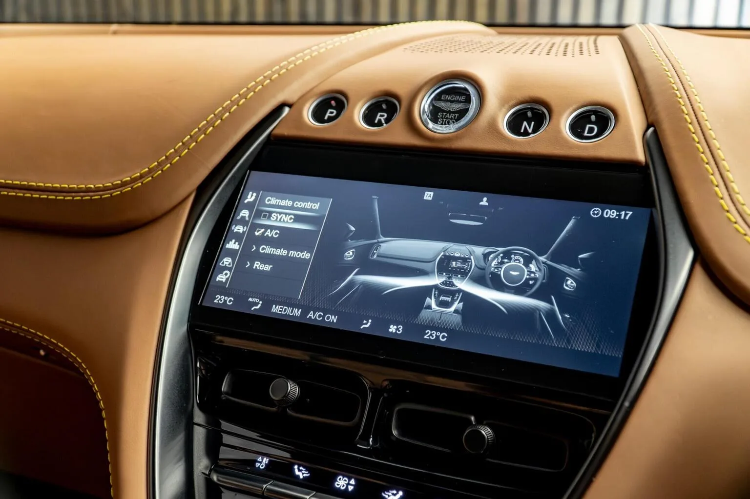 2022 Aston Martin DBX 707, 29/30