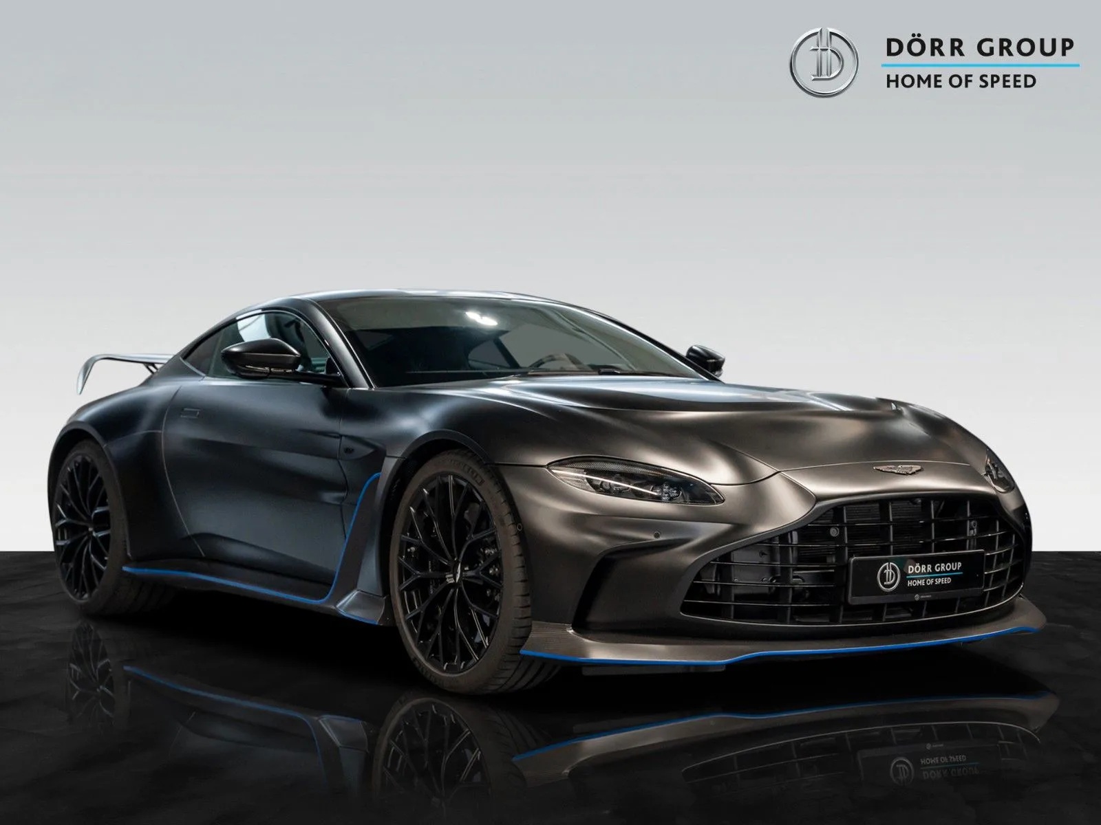 2022 Aston Martin V12 Vantage proposée par un concessionnaire agréé à Hockenheim, Allemagne, photo principale