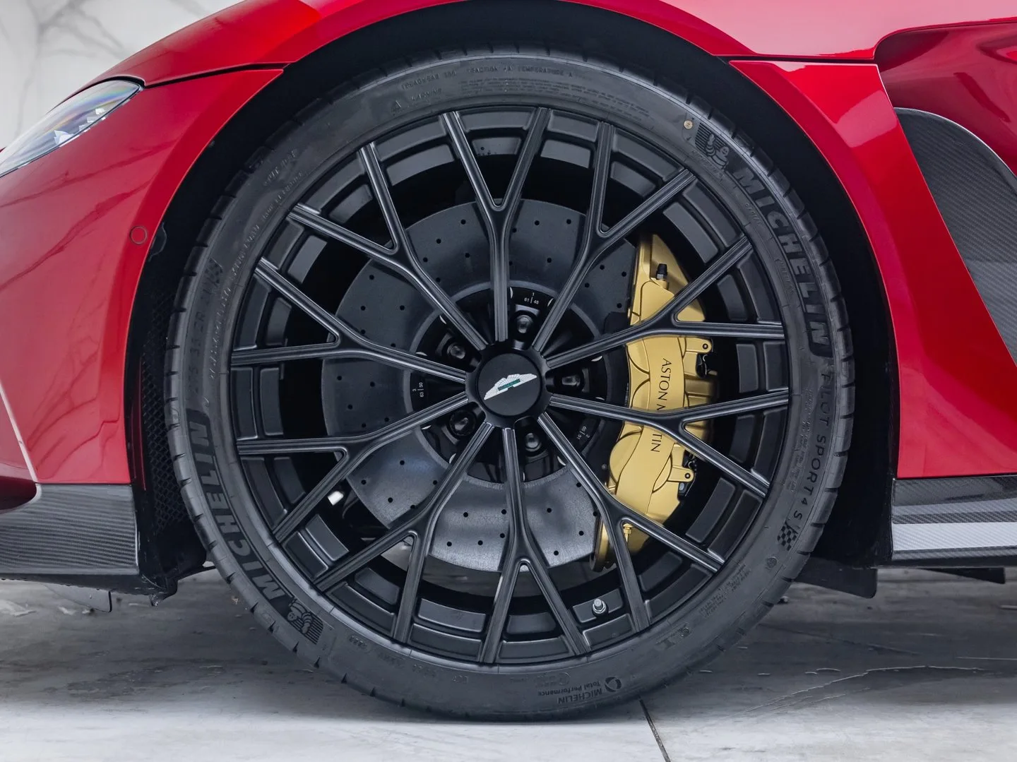2022 Aston Martin V12 Vantage, 2/30