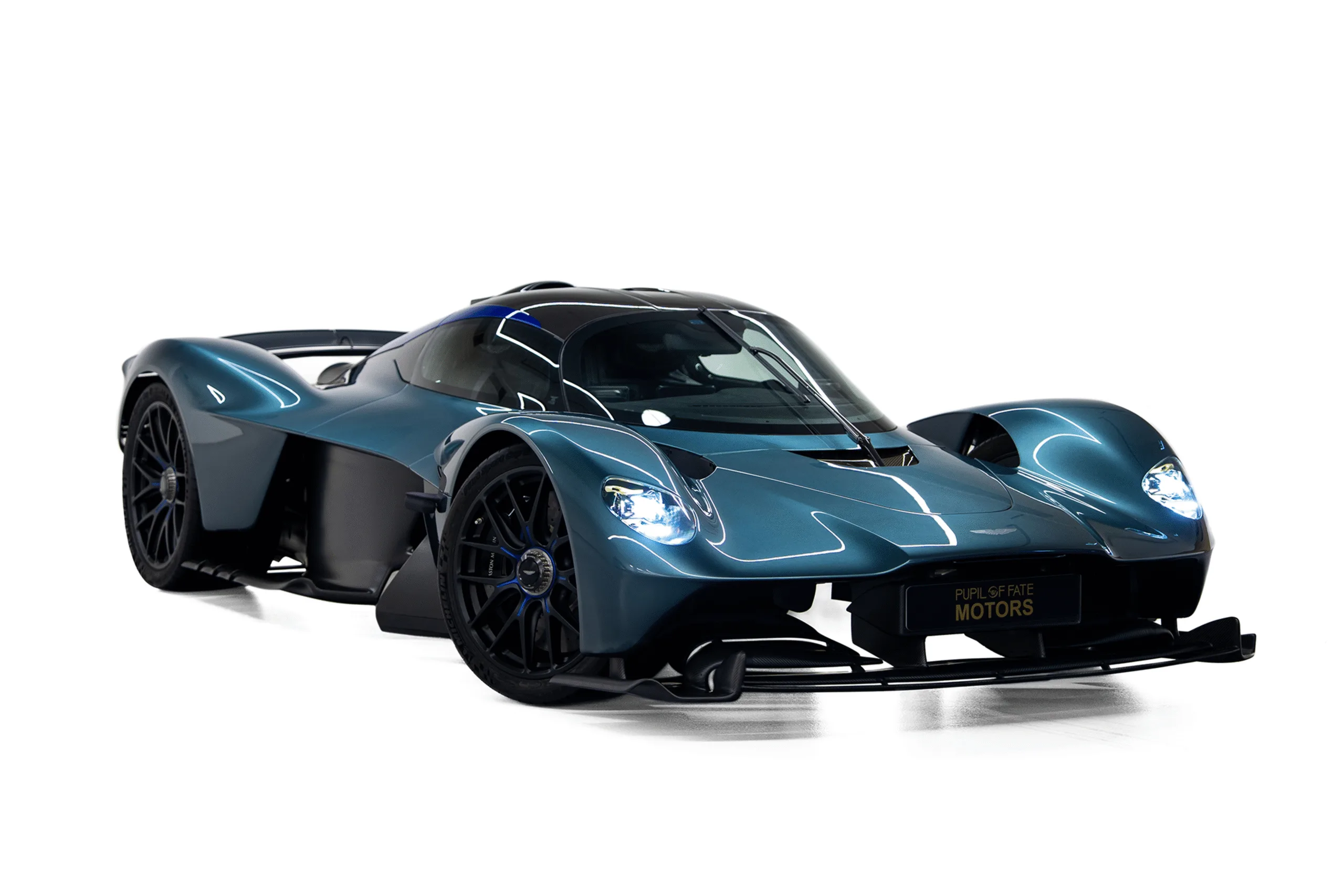 2022 Aston Martin Valkyrie proposée par un concessionnaire spécialisé à Dubaï, Émirats arabes unis, photo principale