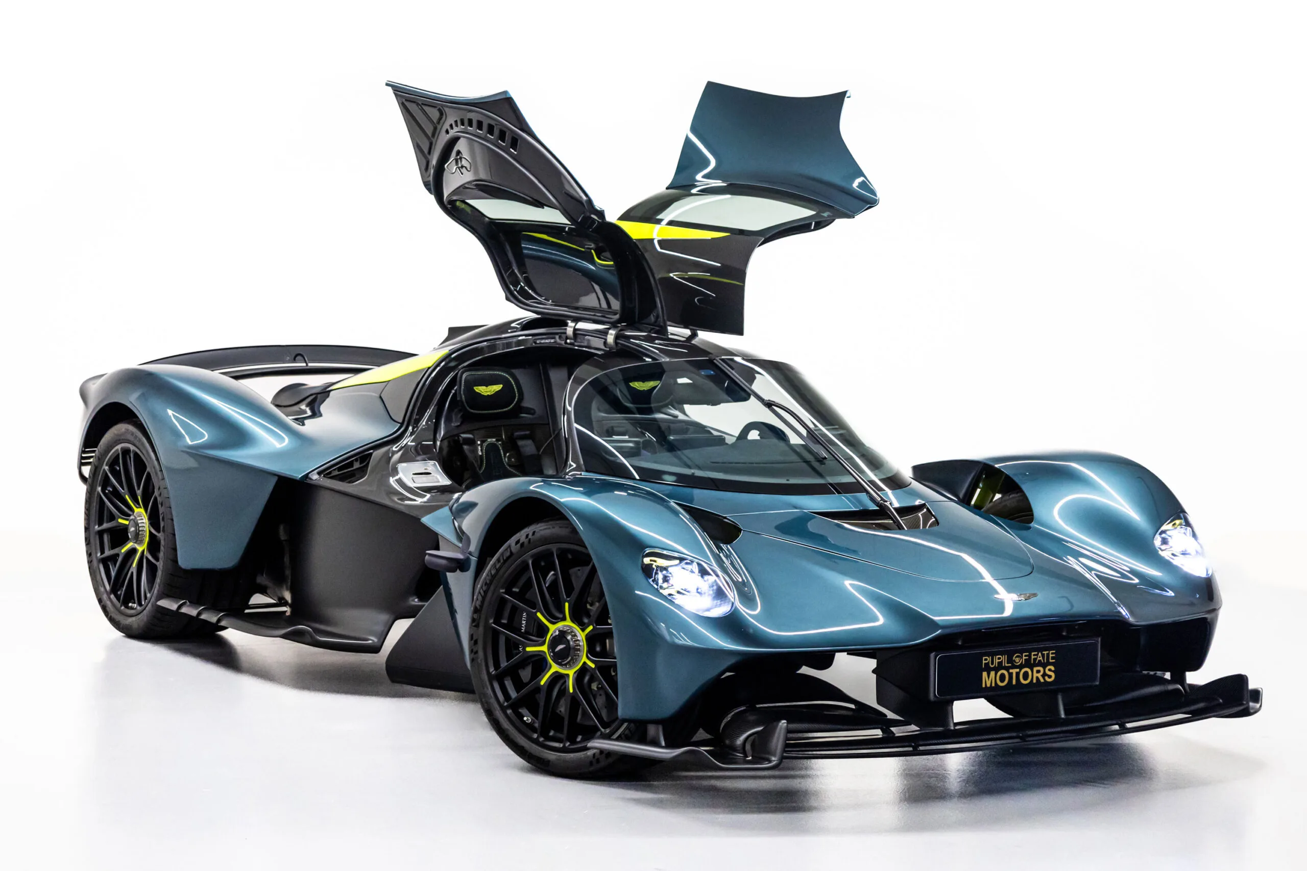 2022 Aston Martin Valkyrie proposée par un concessionnaire spécialisé à Dubaï, Émirats arabes unis, photo principale