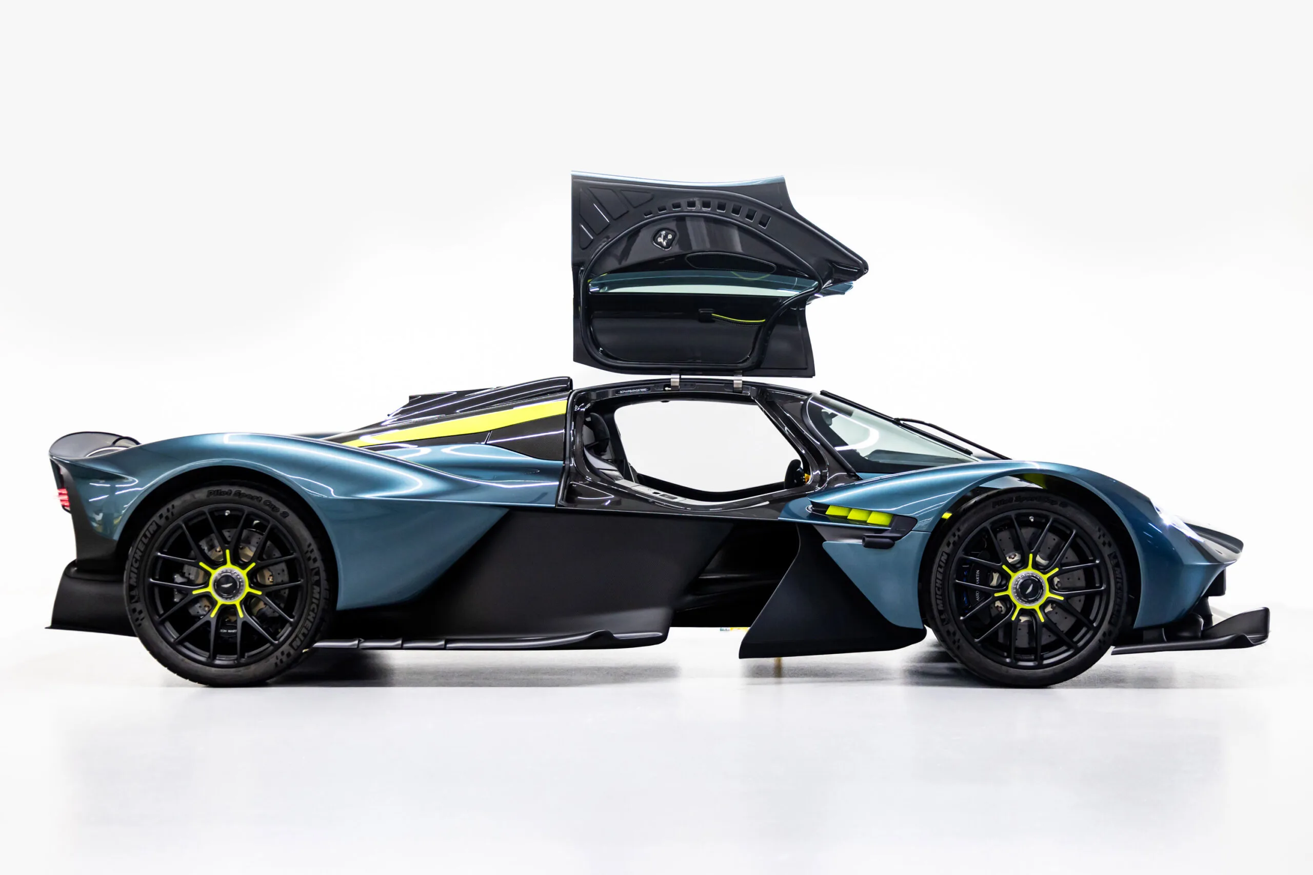2022 Aston Martin Valkyrie, 6/20
