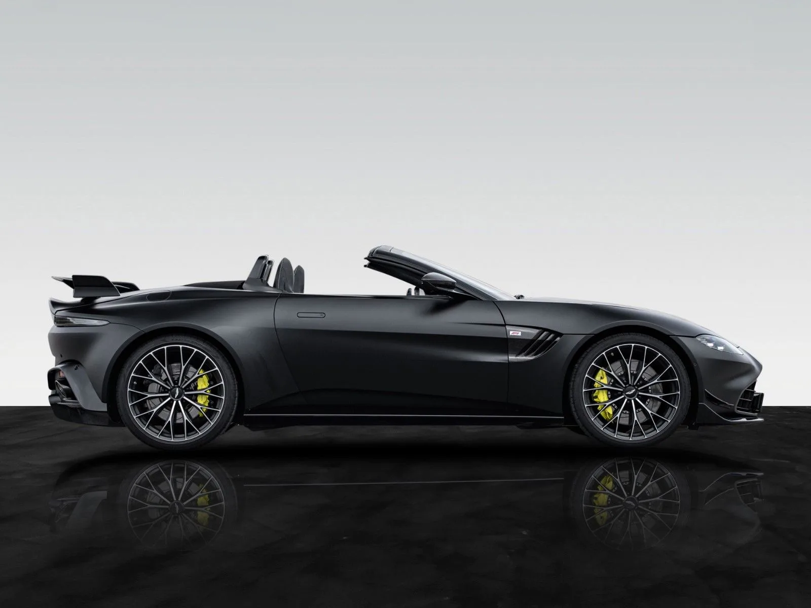 2022 Aston Martin Vantage F1 Edition Roadster, 2/30