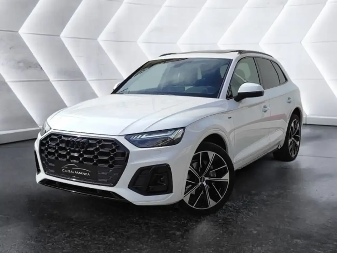 2022 Audi Q5 40 TDI quattro S line en un concesionario especializado de Madrid, España, foto principal