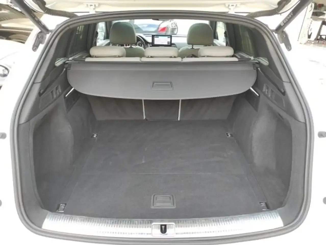 2022 Audi Q5 40 TDI quattro S line, 14/15