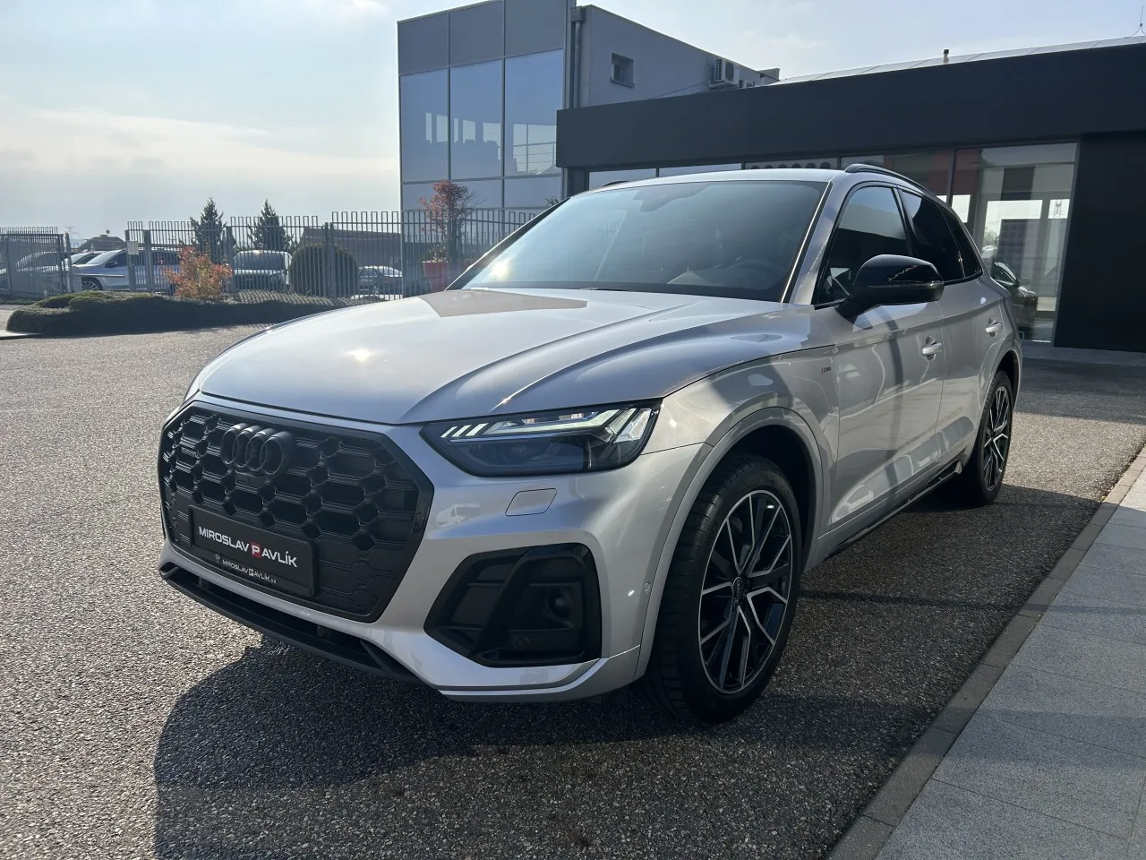 2022 Audi Q5 40 TDI quattro S line en un concesionario especializado de Písek, Chequia, foto principal