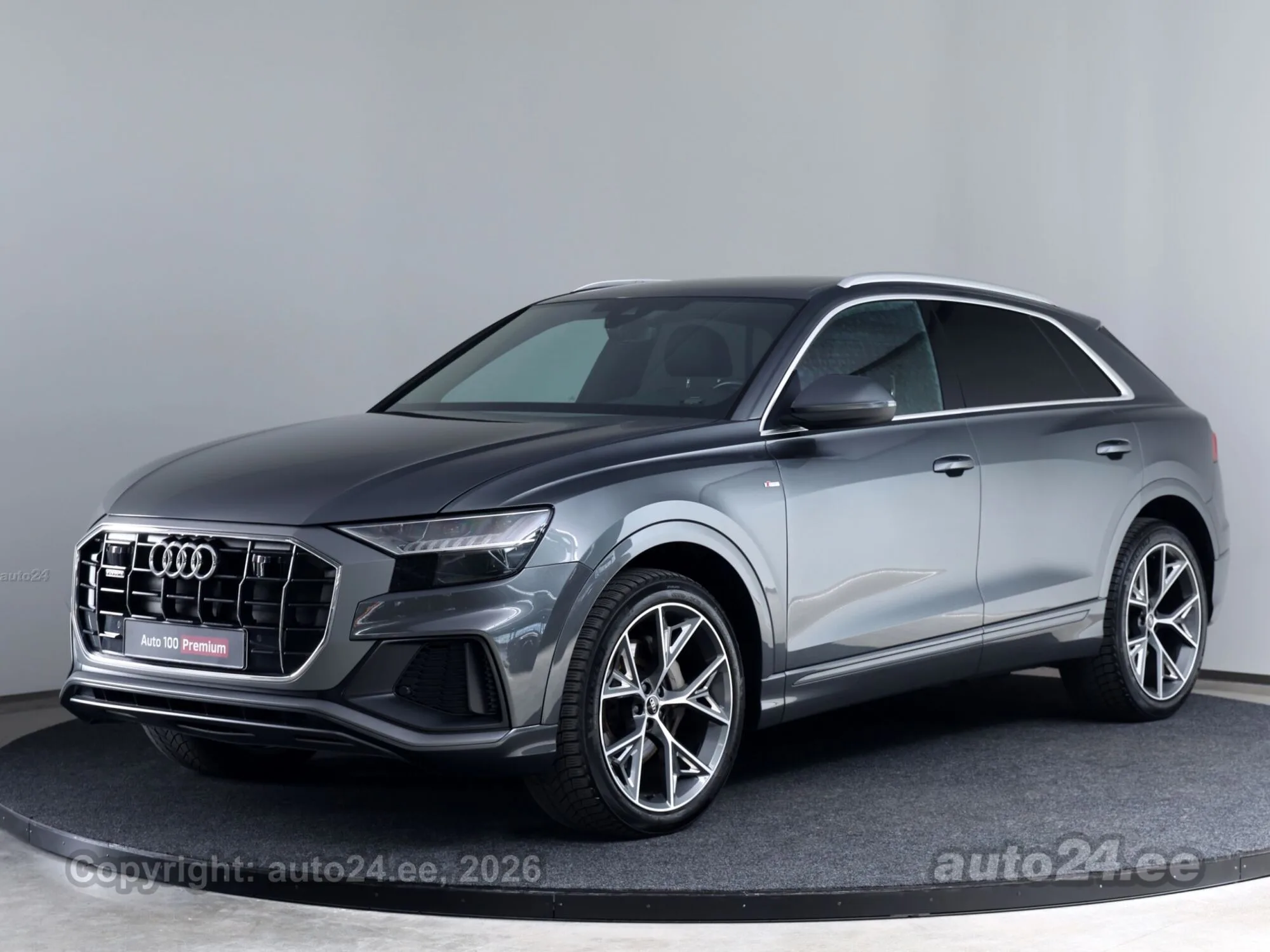 2022 Audi Q8 50 TDI quattro en un concesionario especializado de Tallinn, Estonia, foto principal