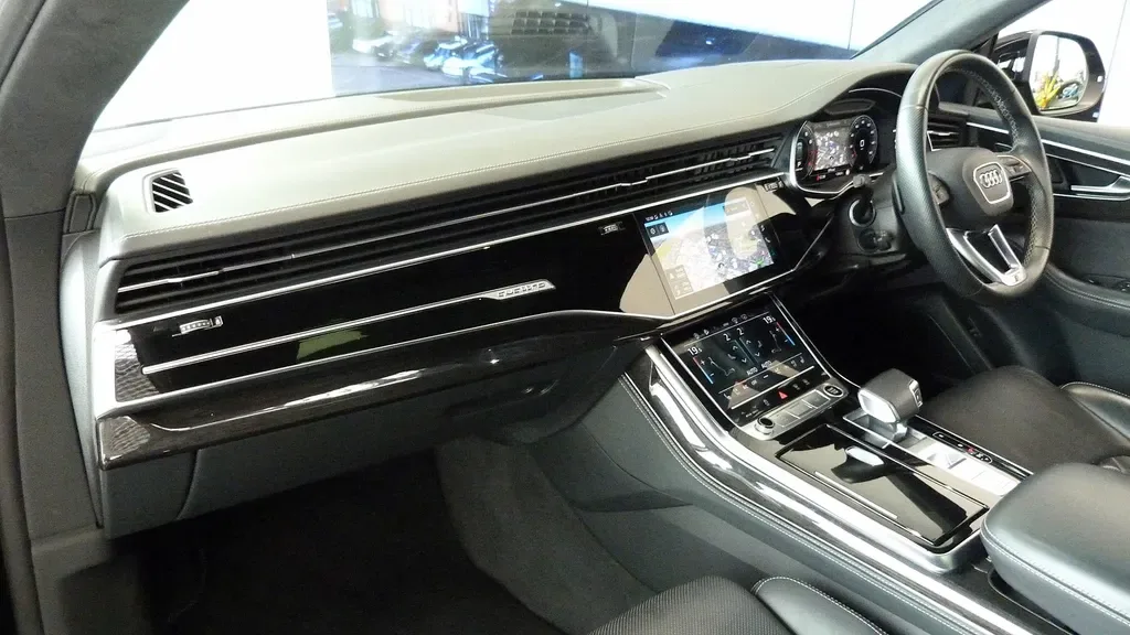 2022 Audi Q8, 3/28