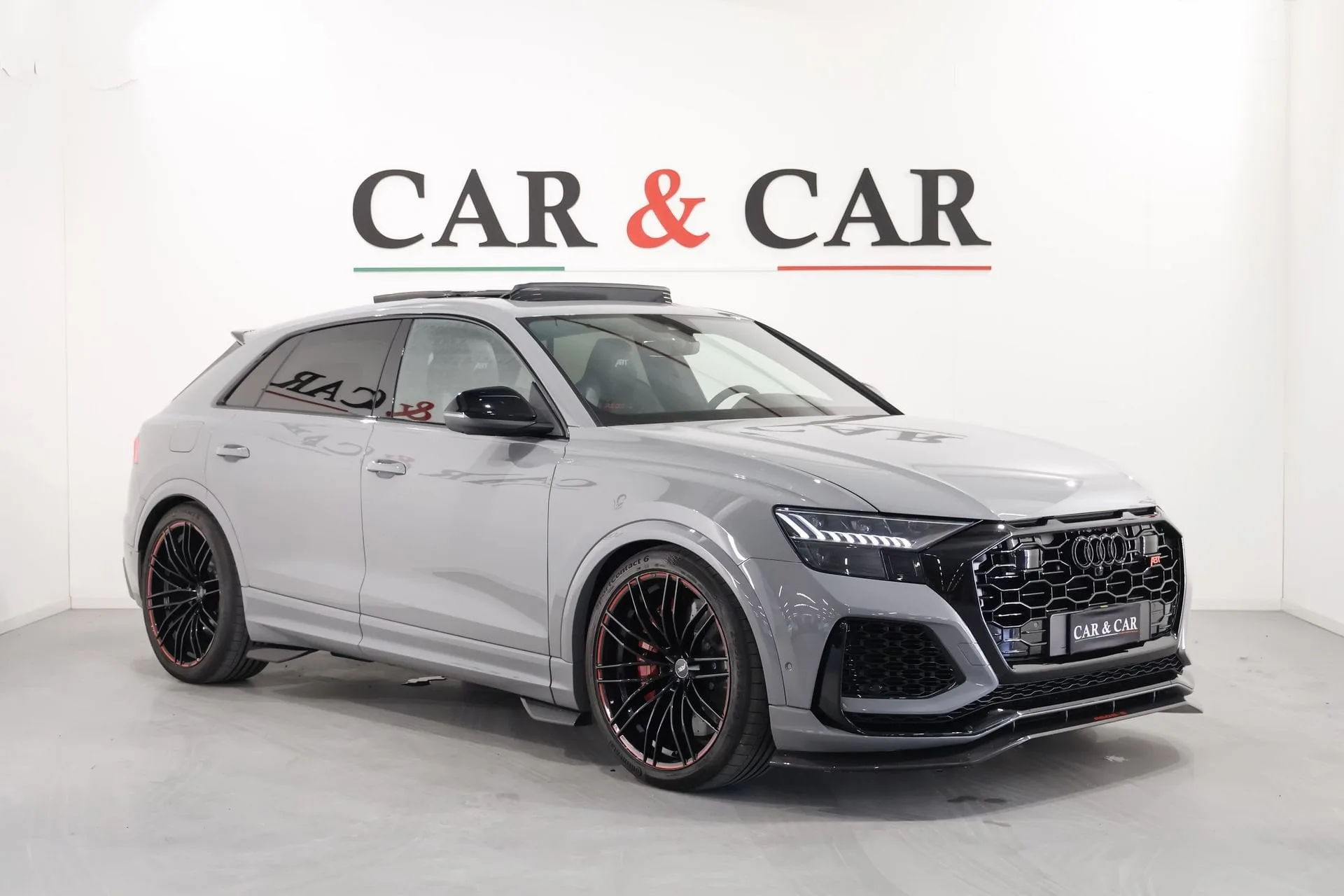 2022 Audi RS Q8 angeboten von einem Supersportwagenhändler in Zibido San Giacomo, Italien, Hauptfoto