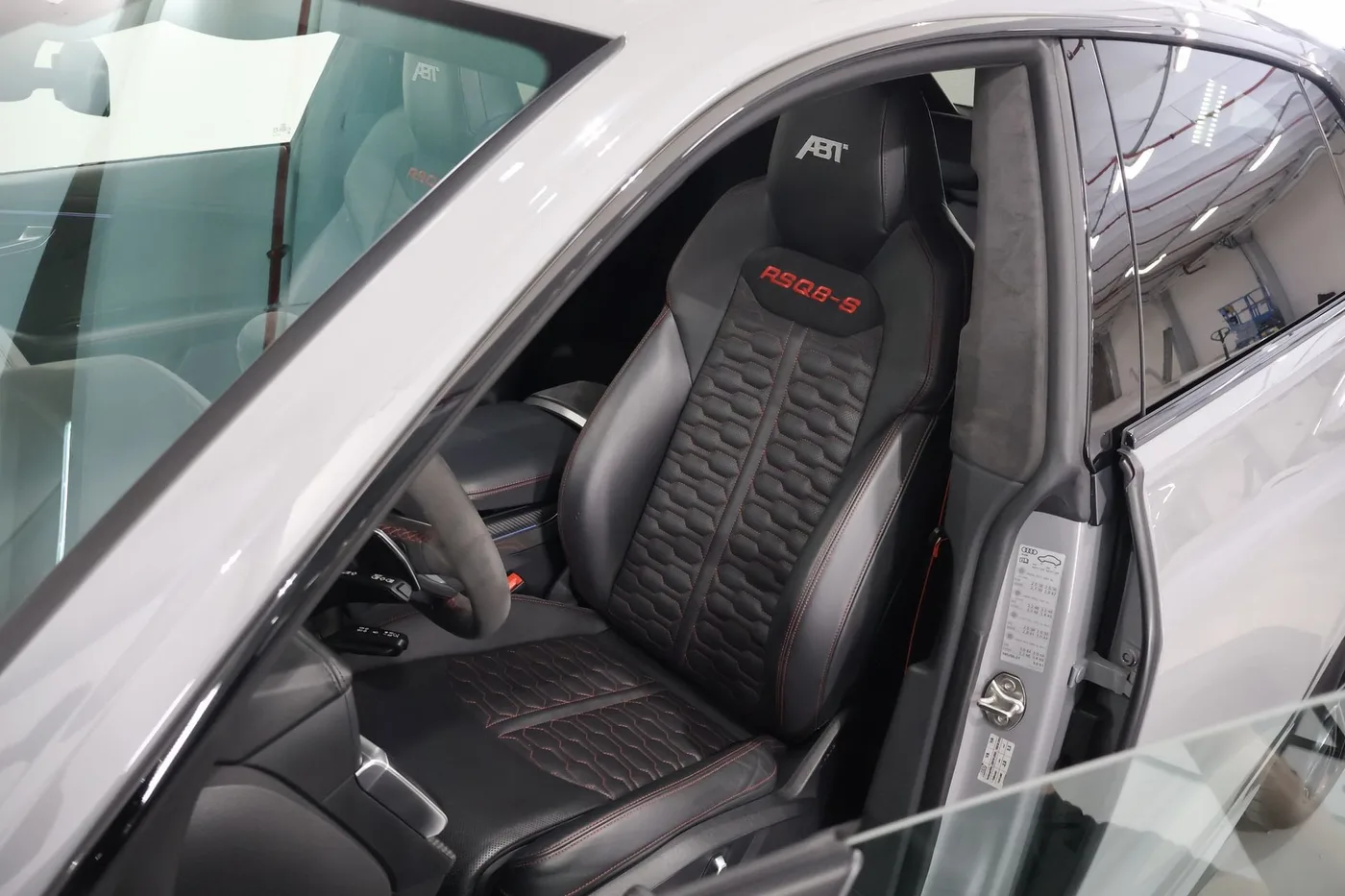 2022 Audi RS Q8 angeboten von einem Supersportwagenhändler in Zibido San Giacomo, Italien, Foto 9 von 25