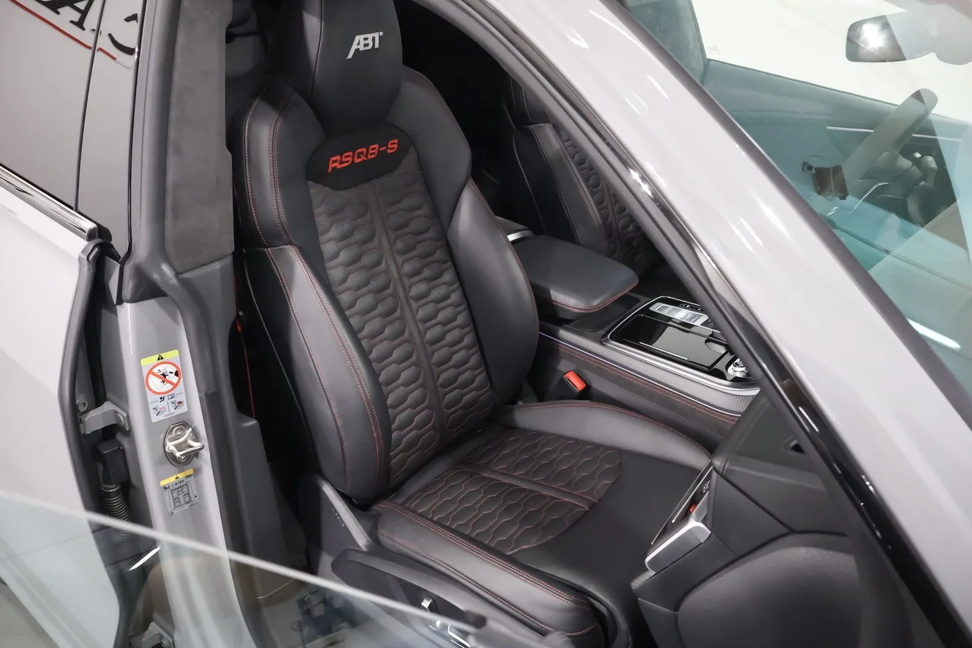 2022 Audi RS Q8 angeboten von einem Supersportwagenhändler in Zibido San Giacomo, Italien, Foto 14 von 25