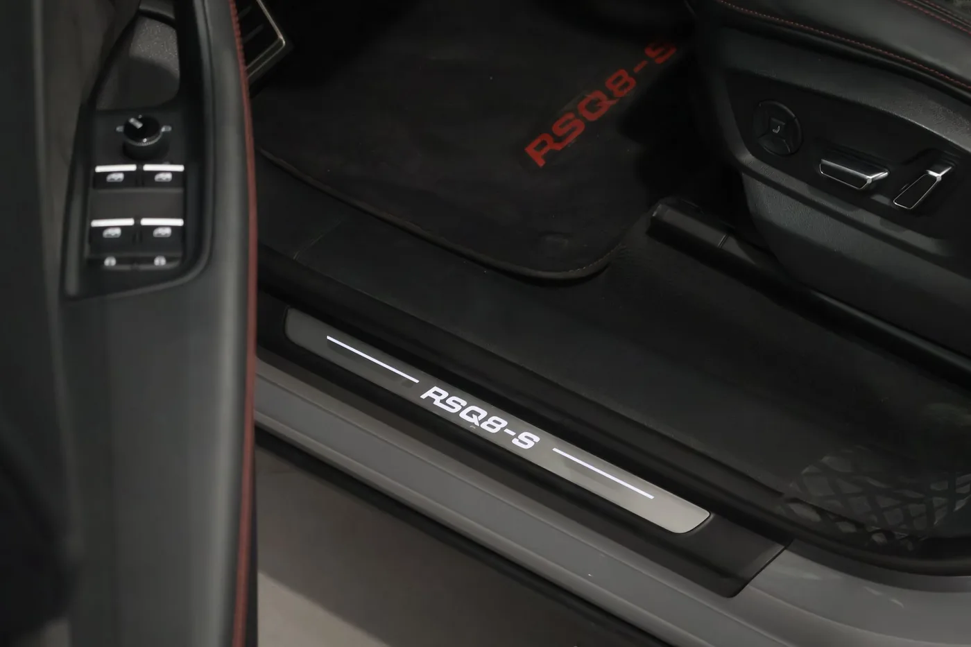 2022 Audi RS Q8 angeboten von einem Supersportwagenhändler in Zibido San Giacomo, Italien, Foto 15 von 25