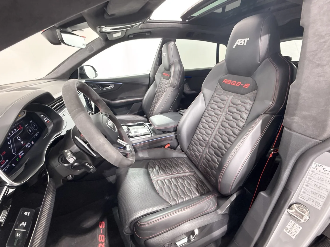 2022 Audi RS Q8 angeboten von einem Supersportwagenhändler in Zibido San Giacomo, Italien, Foto 18 von 25