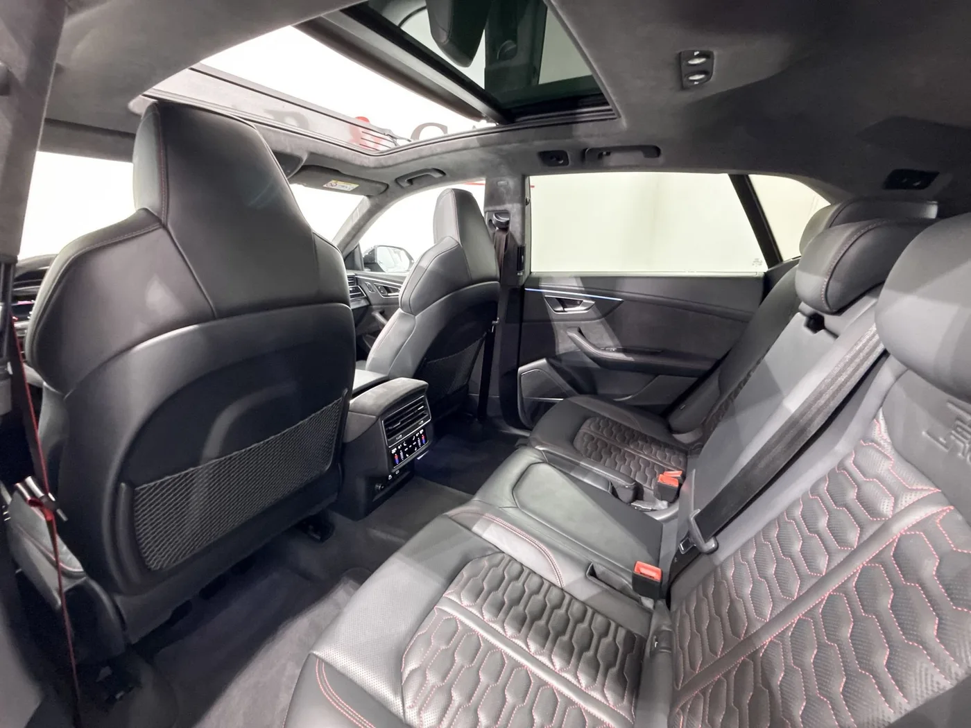 2022 Audi RS Q8 angeboten von einem Supersportwagenhändler in Zibido San Giacomo, Italien, Foto 19 von 25