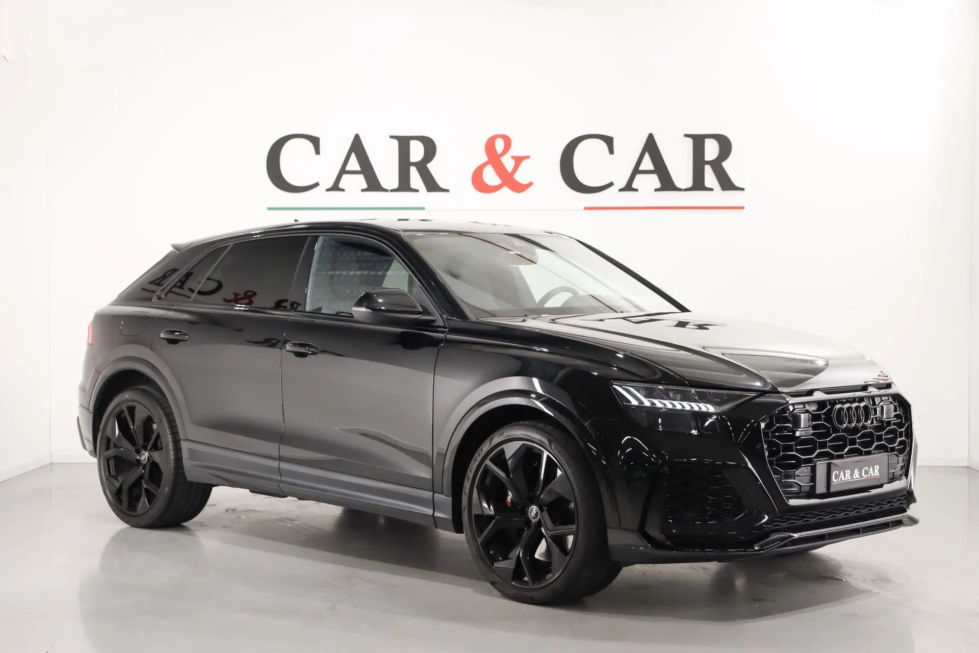 2022 Audi RS Q8 angeboten von einem Supersportwagenhändler in Zibido San Giacomo, Italien, Hauptfoto