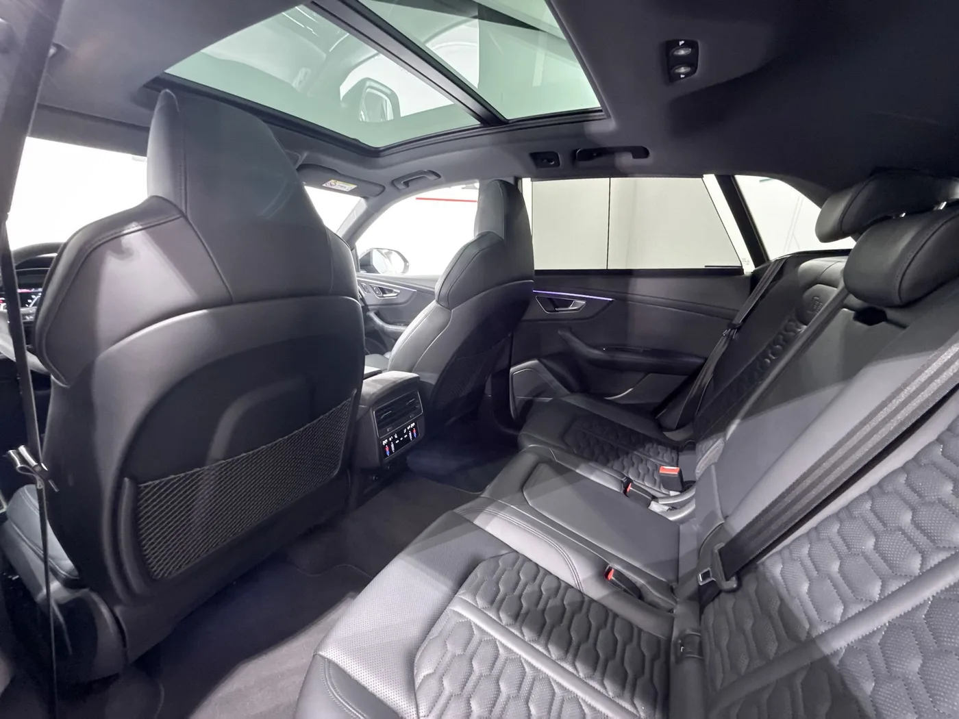 2022 Audi RS Q8 angeboten von einem Supersportwagenhändler in Zibido San Giacomo, Italien, Foto 18 von 23