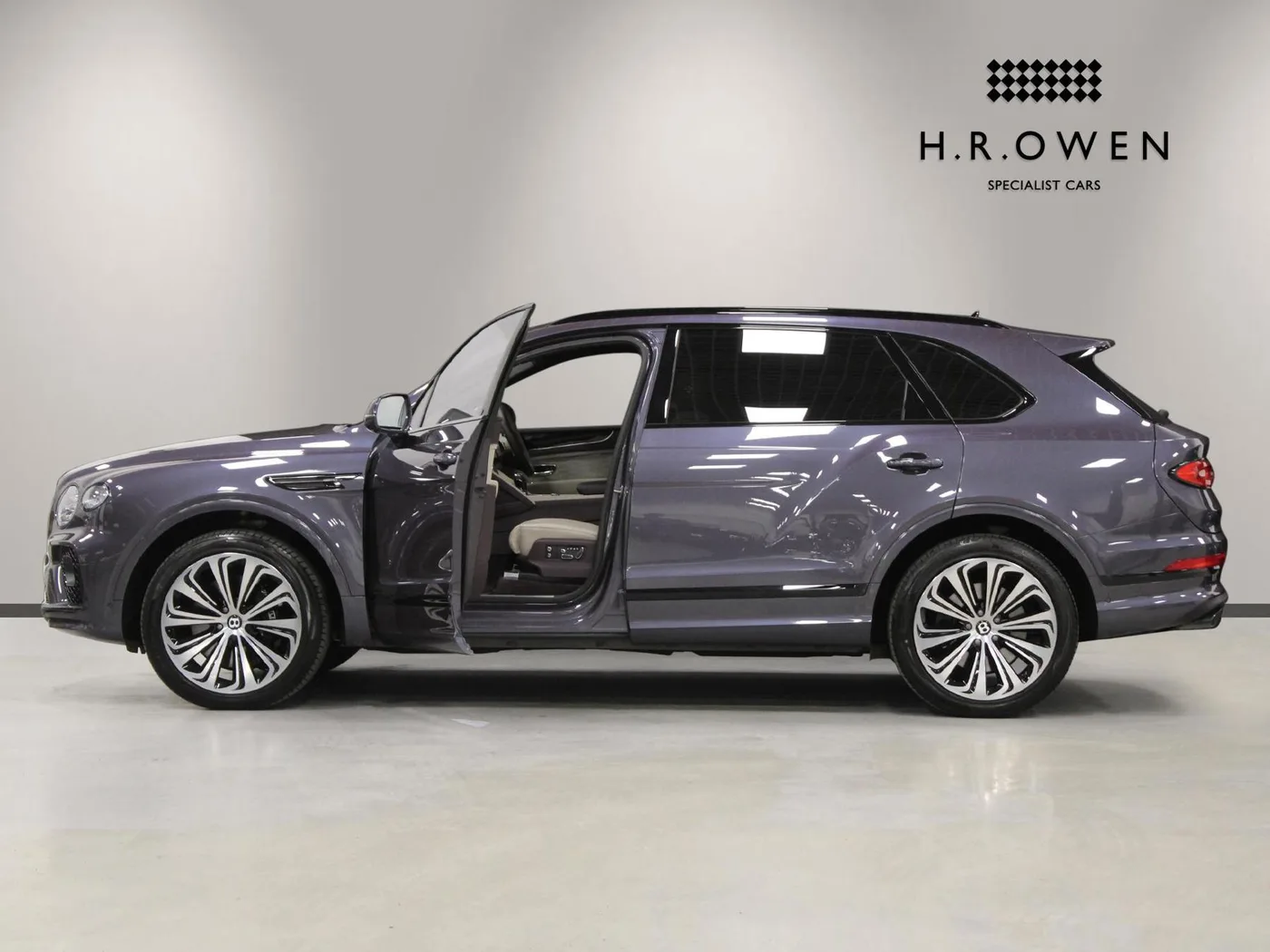 2022 Bentley Bentayga EWB Azure angeboten von einer Vertragshändlergruppe in Cheltenham, Vereinigtes Königreich, Foto 6 von 25