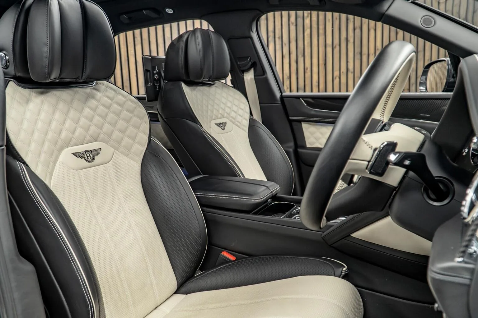 2022 Bentley Bentayga Hybrid, 2/30