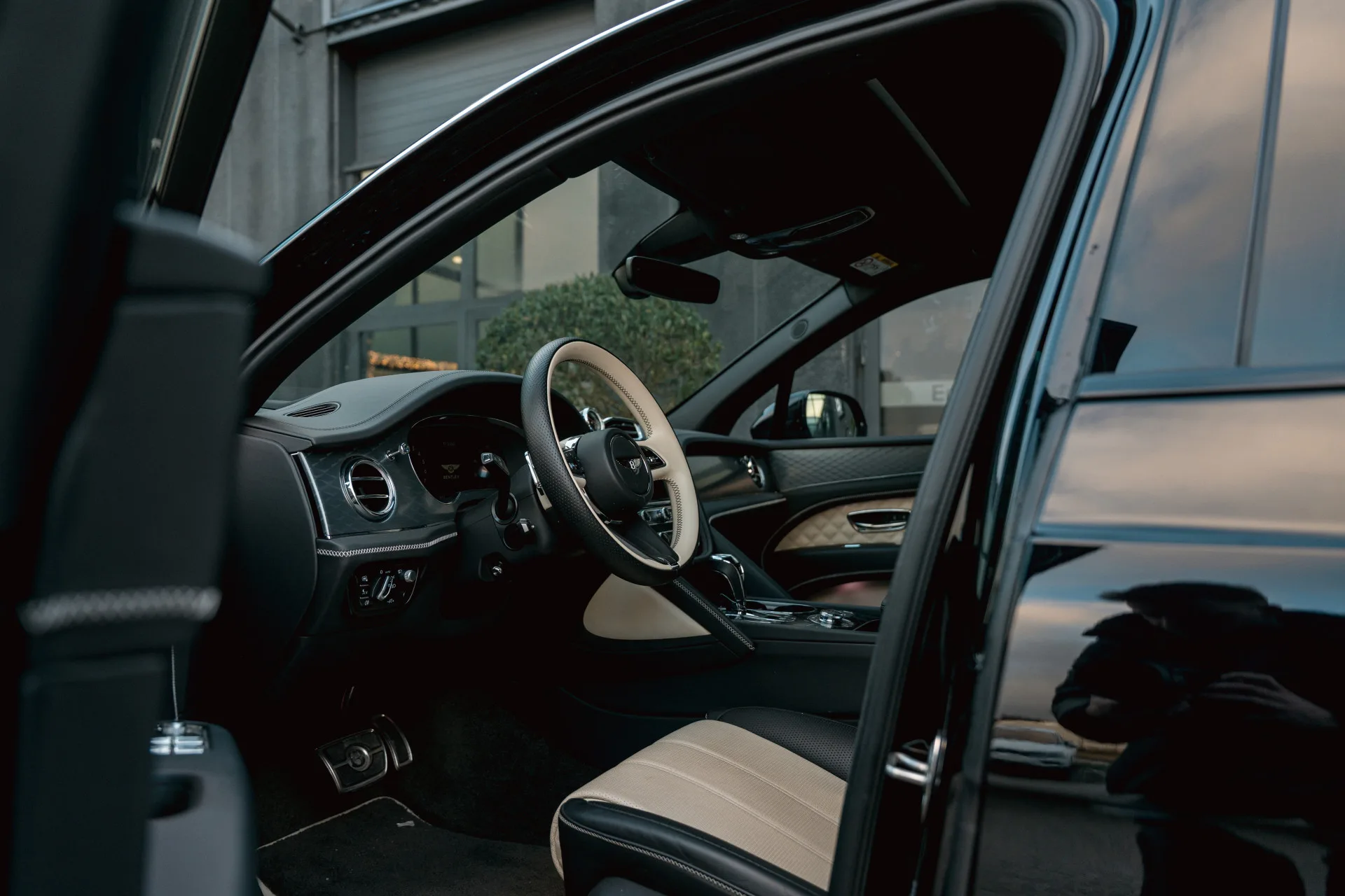 2022 Bentley Bentayga Hybrid, 3/30