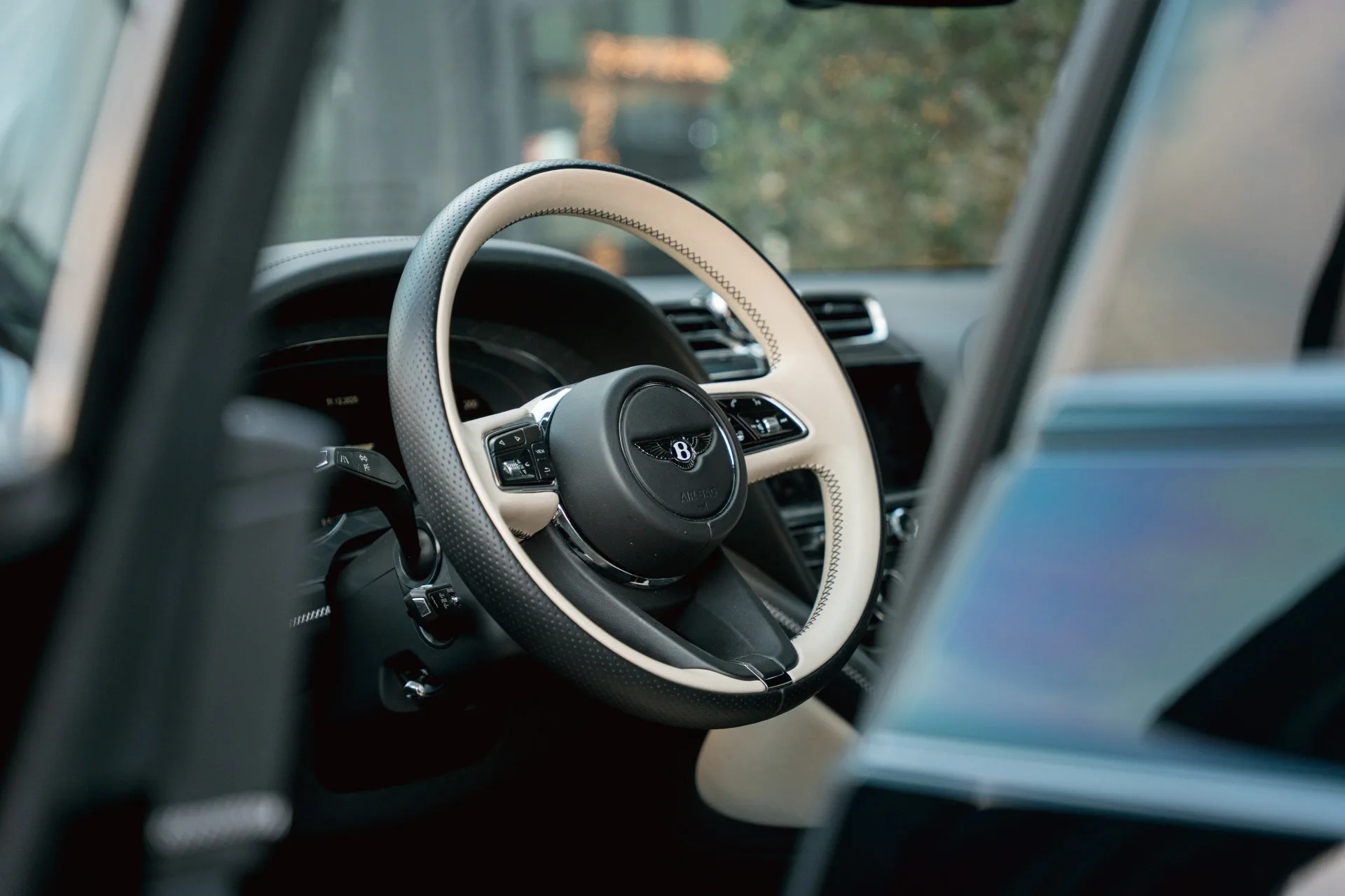 2022 Bentley Bentayga Hybrid, 4/30