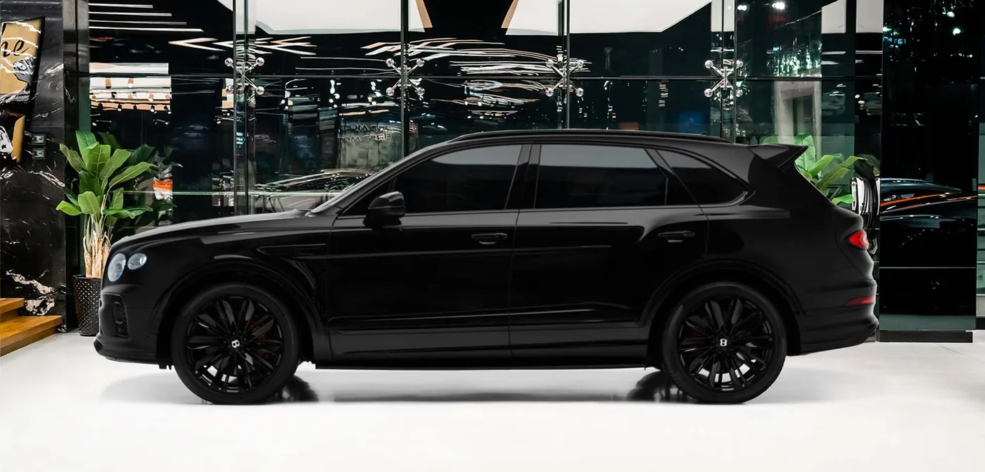 2022 Bentley Bentayga Speed proposée par un concessionnaire spécialisé à Dubai, Émirats arabes unis, vue extérieure 2