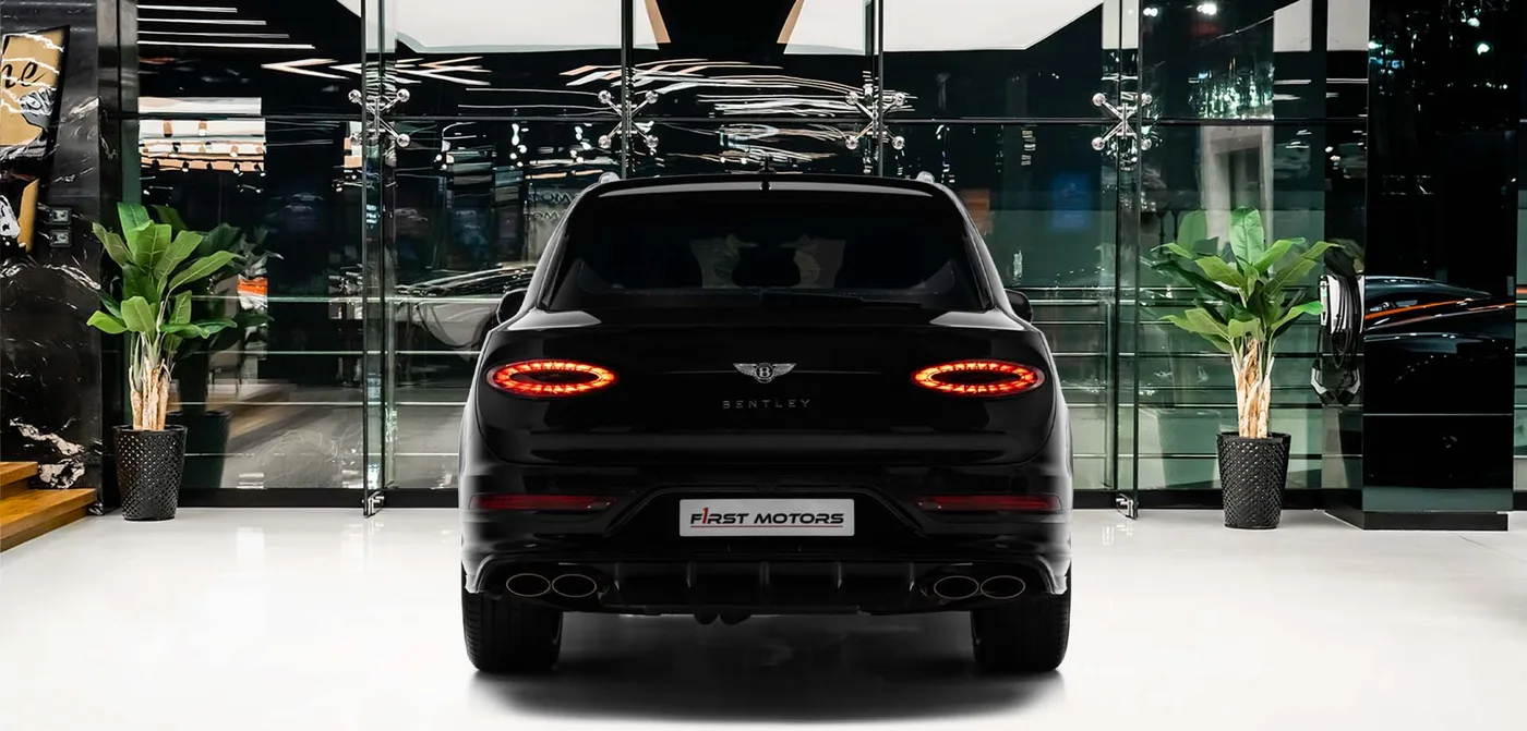 2022 Bentley Bentayga Speed proposée par un concessionnaire spécialisé à Dubai, Émirats arabes unis, vue extérieure 4