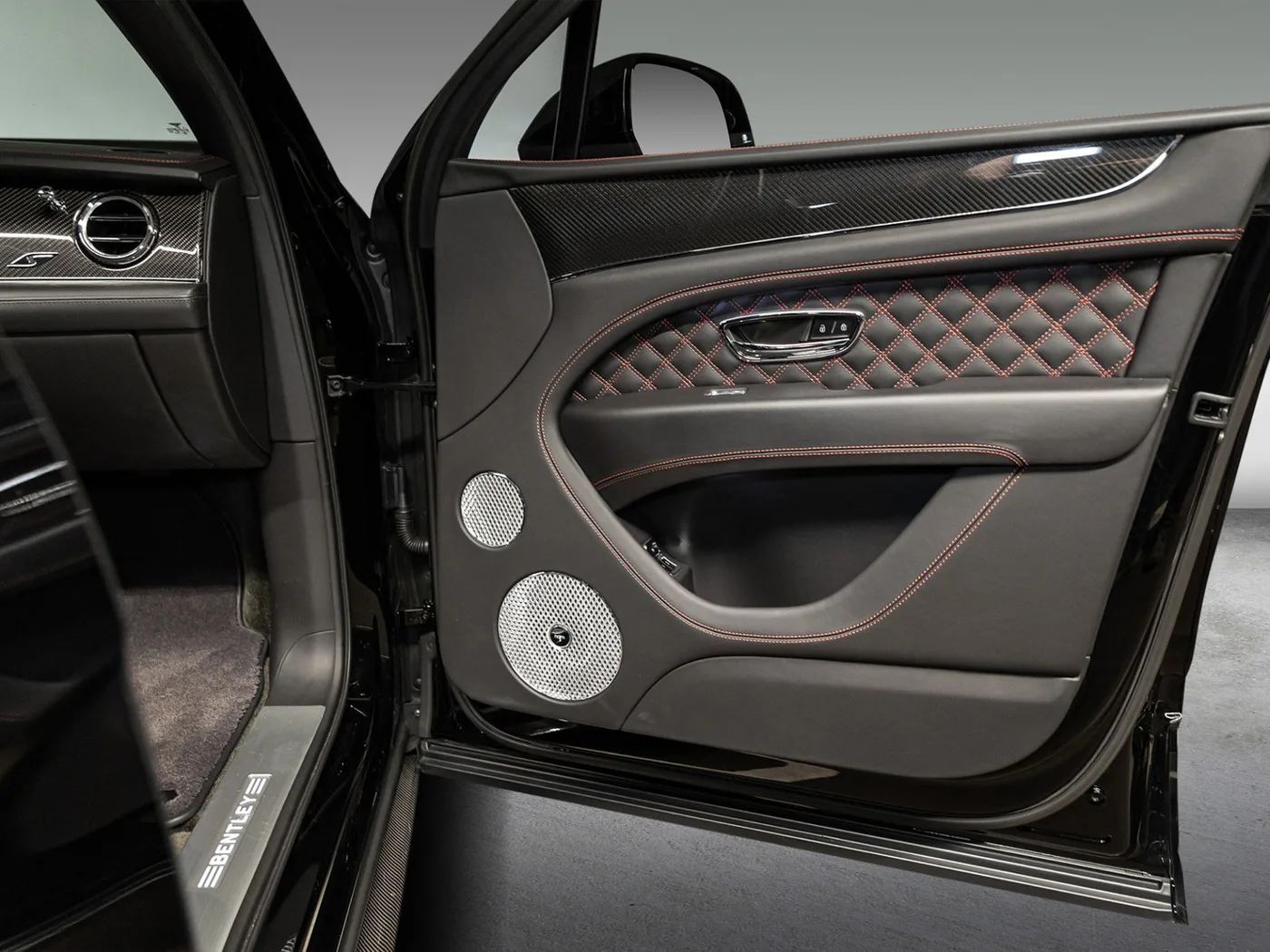 2022 Bentley Bentayga S V8 offered by an official Bentley dealer in Leusden, Netherlands, photo 14 of 15
