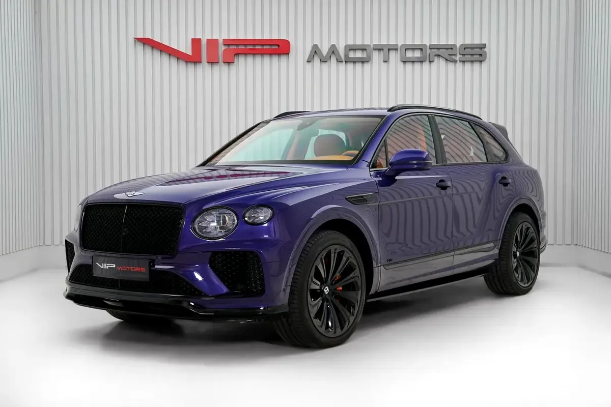 2022 Bentley Bentayga V8 angeboten von einem Fachhändler in Dubai, Vereinigte Arabische Emirate, Hauptfoto