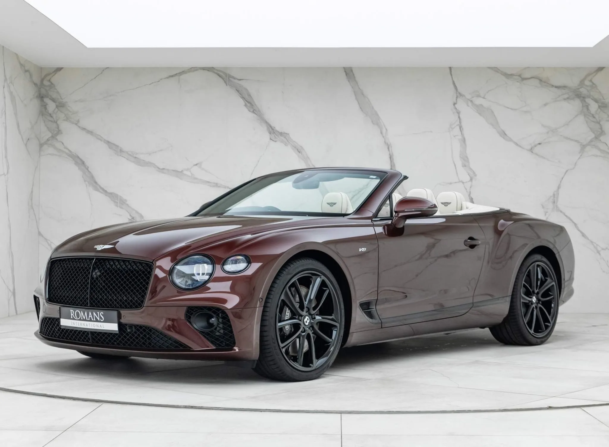 2022 Bentley Continental GT V8 Convertible proposée par un concessionnaire spécialisé à Banstead, Royaume-Uni, photo principale