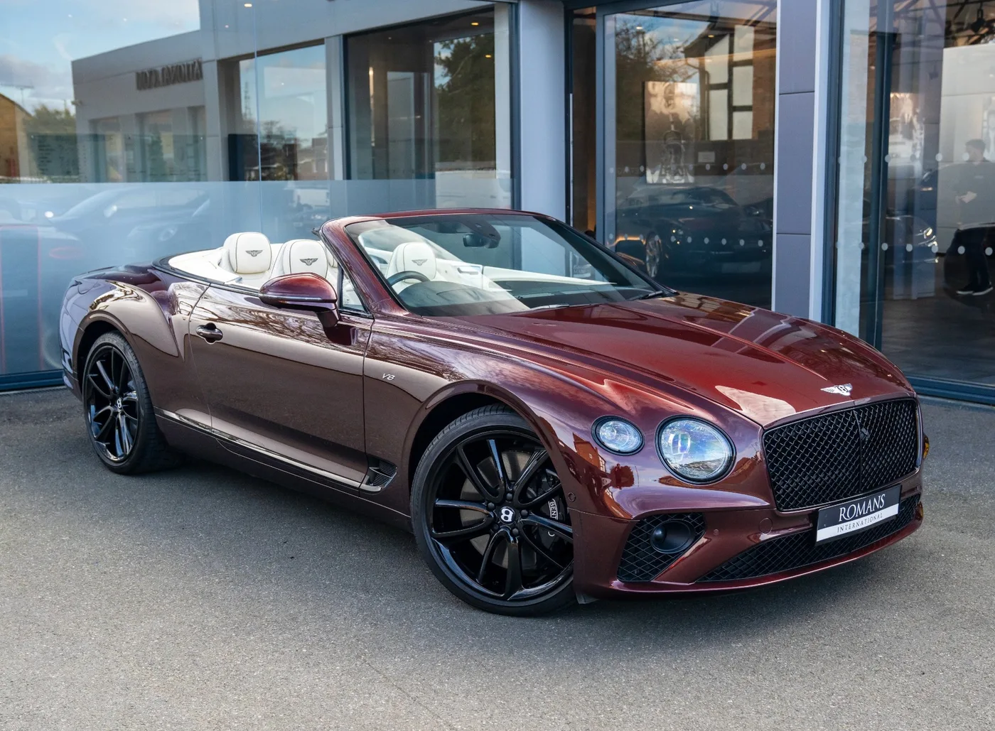 2022 Bentley Continental GT V8 Convertible proposée par un concessionnaire spécialisé à Banstead, Royaume-Uni, photo 2 sur 15