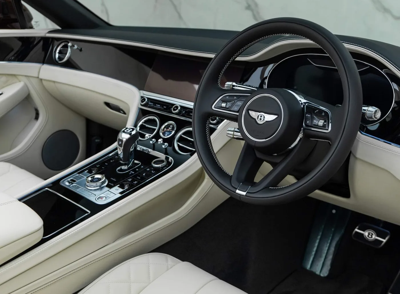 2022 Bentley Continental GT V8 Convertible proposée par un concessionnaire spécialisé à Banstead, Royaume-Uni, photo 14 sur 15