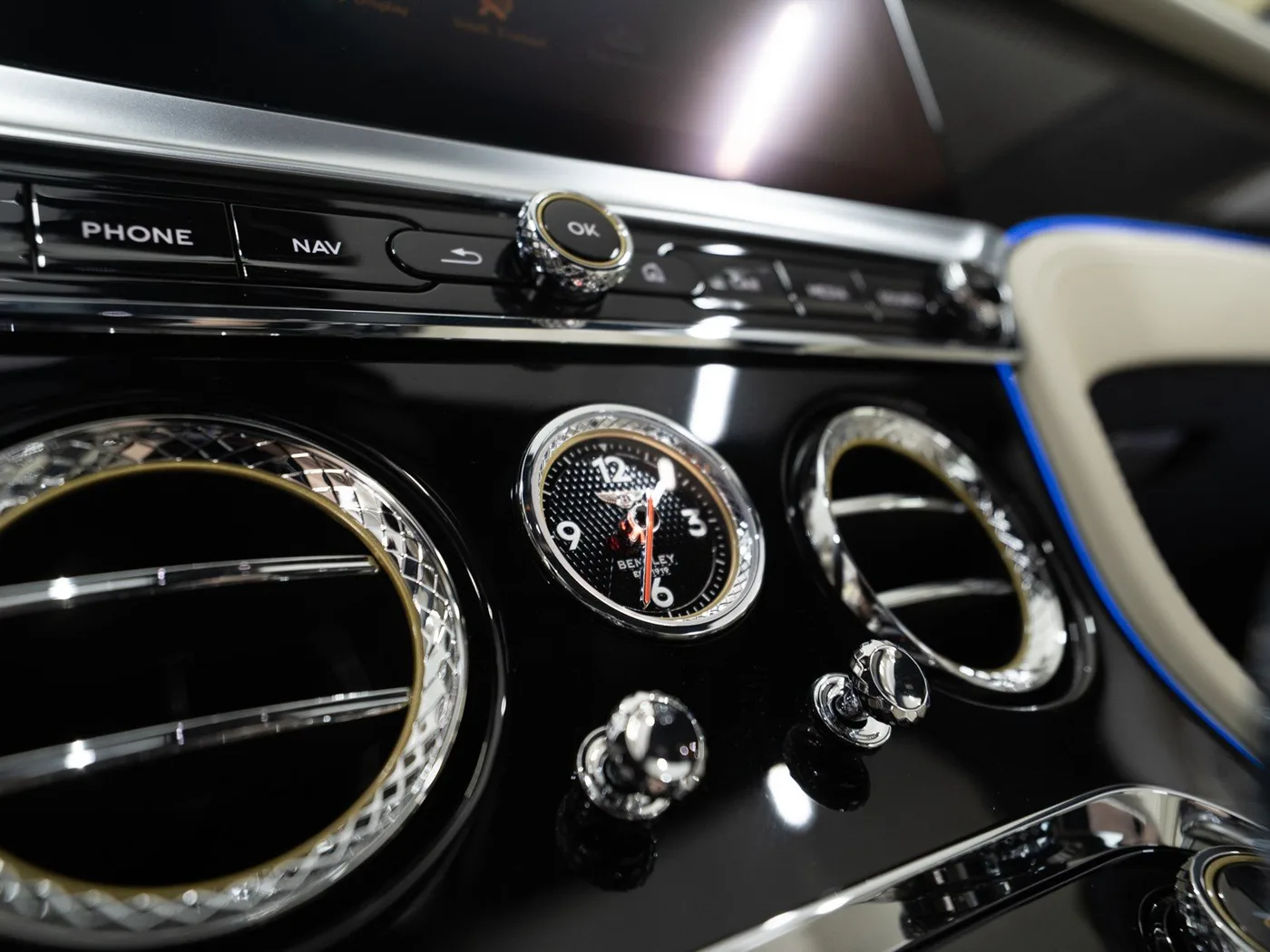 2022 Bentley Continental GTC Speed proposée par un concessionnaire spécialisé à Singen, Allemagne, photo 10 sur 15