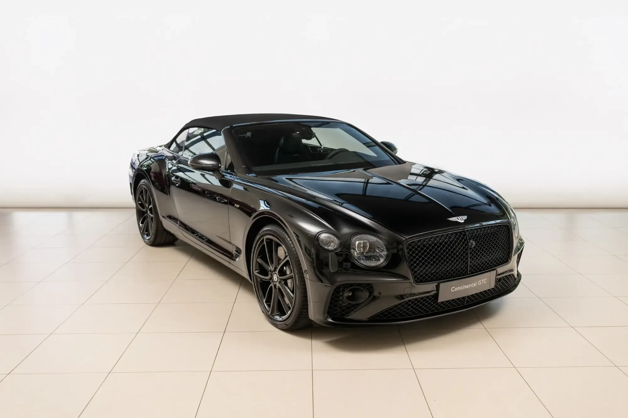 2022 Bentley Continental GTC V8 proposée par un concessionnaire agréé Bentley à Riga, Lettonie, photo principale