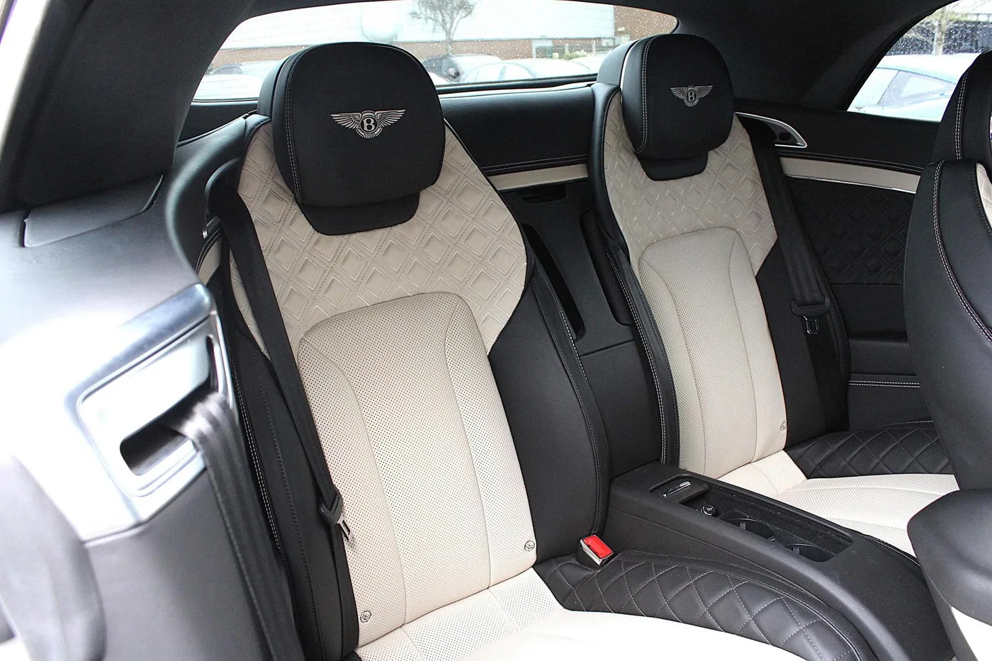 2022 Bentley Continental GTC V8 proposée par un groupe de concessions agréées à Cheltenham, Royaume-Uni, photo 20 sur 25