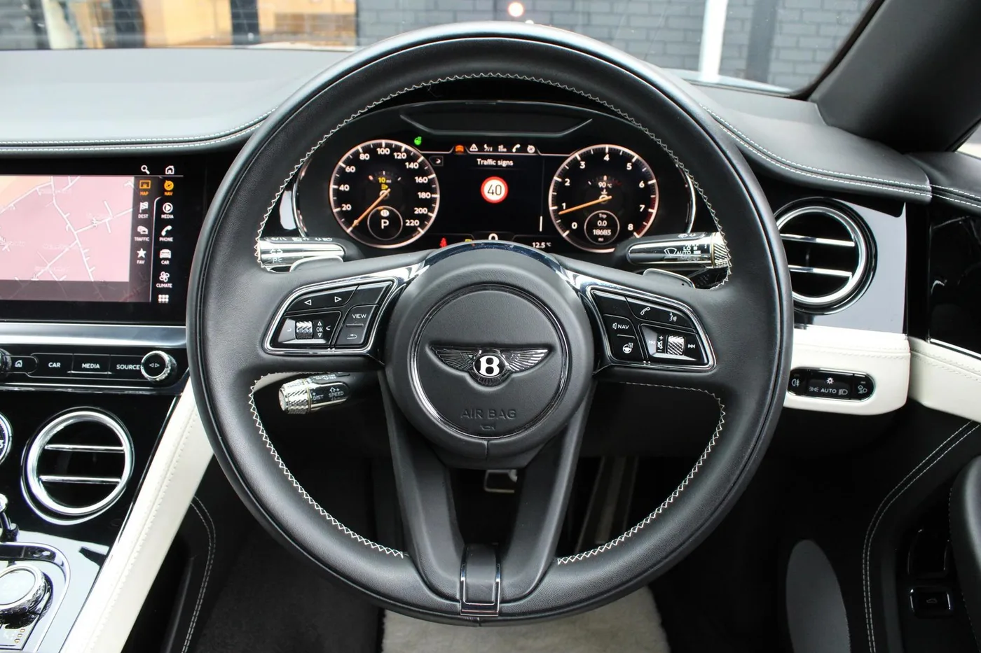2022 Bentley Continental GTC V8 proposée par un groupe de concessions agréées à Cheltenham, Royaume-Uni, photo 21 sur 25
