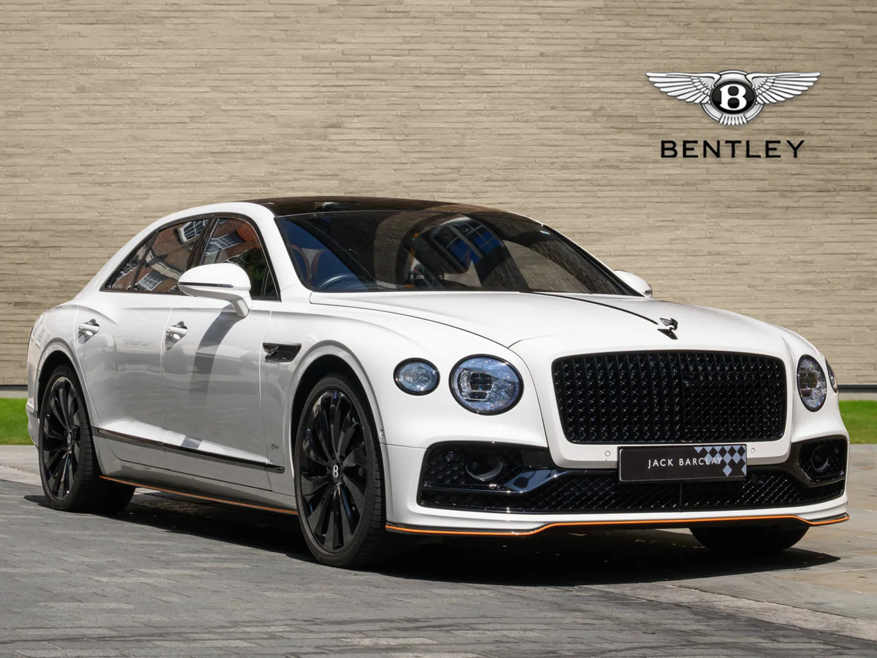 2022 Bentley Flying Spur Hybrid proposée par un groupe de concessions agréées à London, Royaume-Uni, photo principale