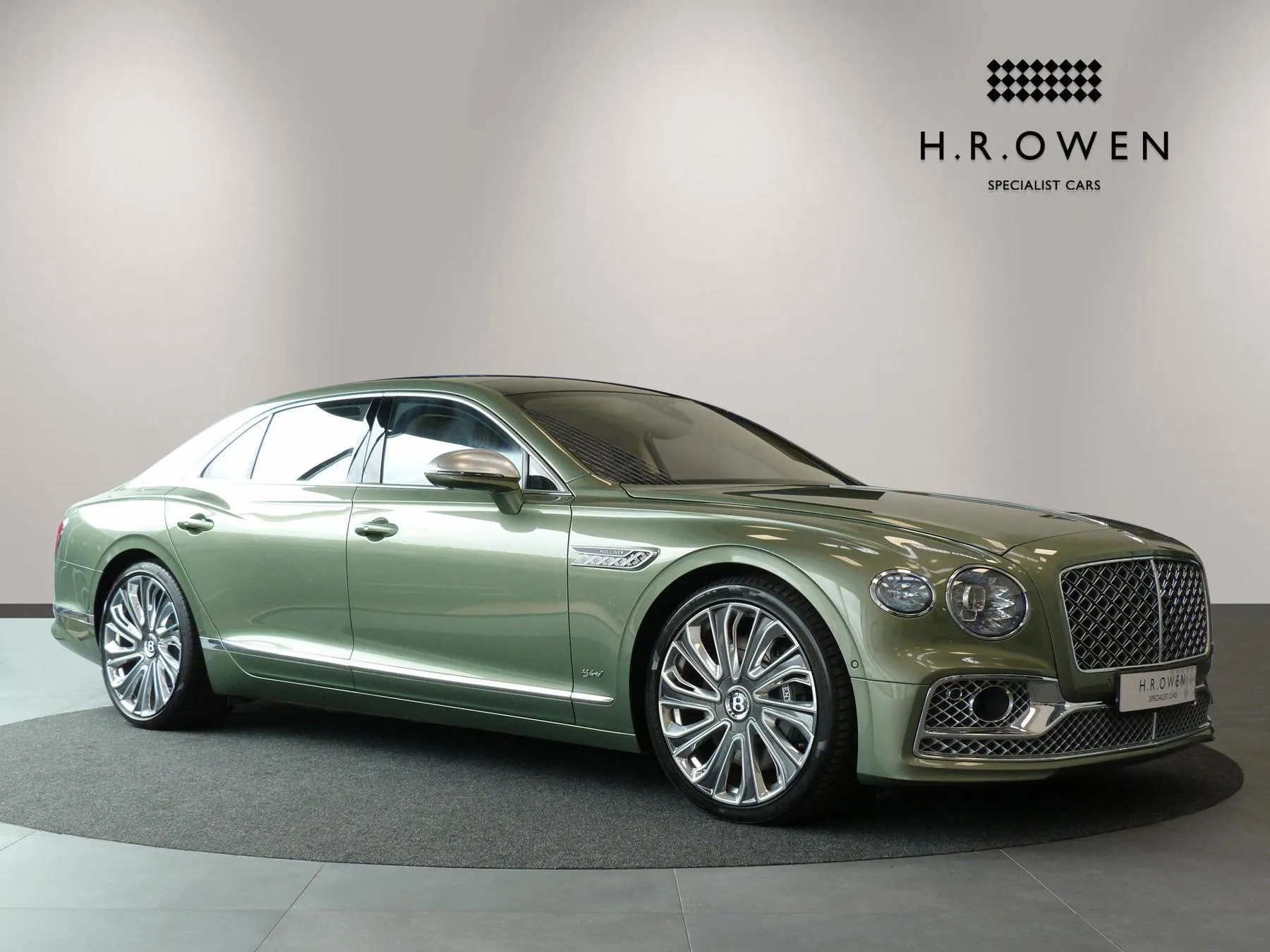 2022 Bentley Flying Spur Mulliner Hybrid proposée par un groupe de concessions agréées à Cheltenham, Royaume-Uni, photo principale