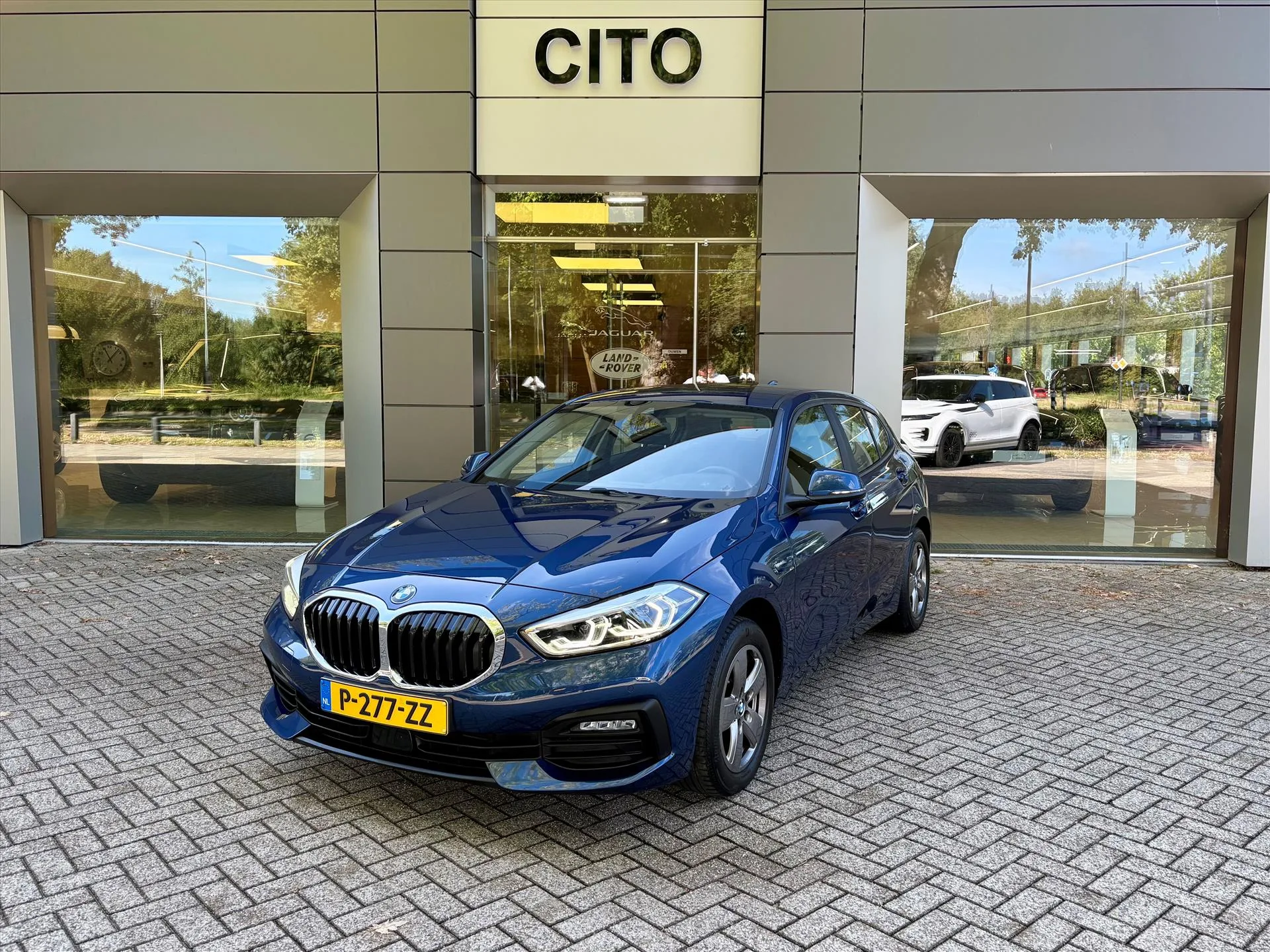 2022 BMW 118i proposée par un concessionnaire spécialisé à Eindhoven, Pays-Bas, photo principale