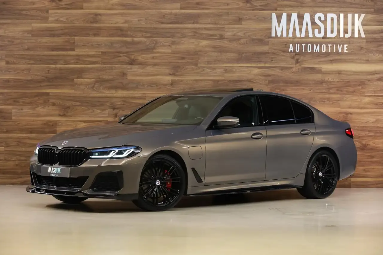 2022 BMW 530e M Sport angeboten von einem Fachhändler in Werkendam, Niederlande, Hauptfoto