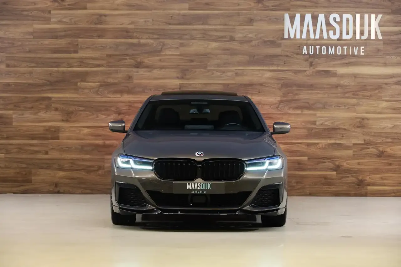 2022 BMW 530e M Sport, 2/30