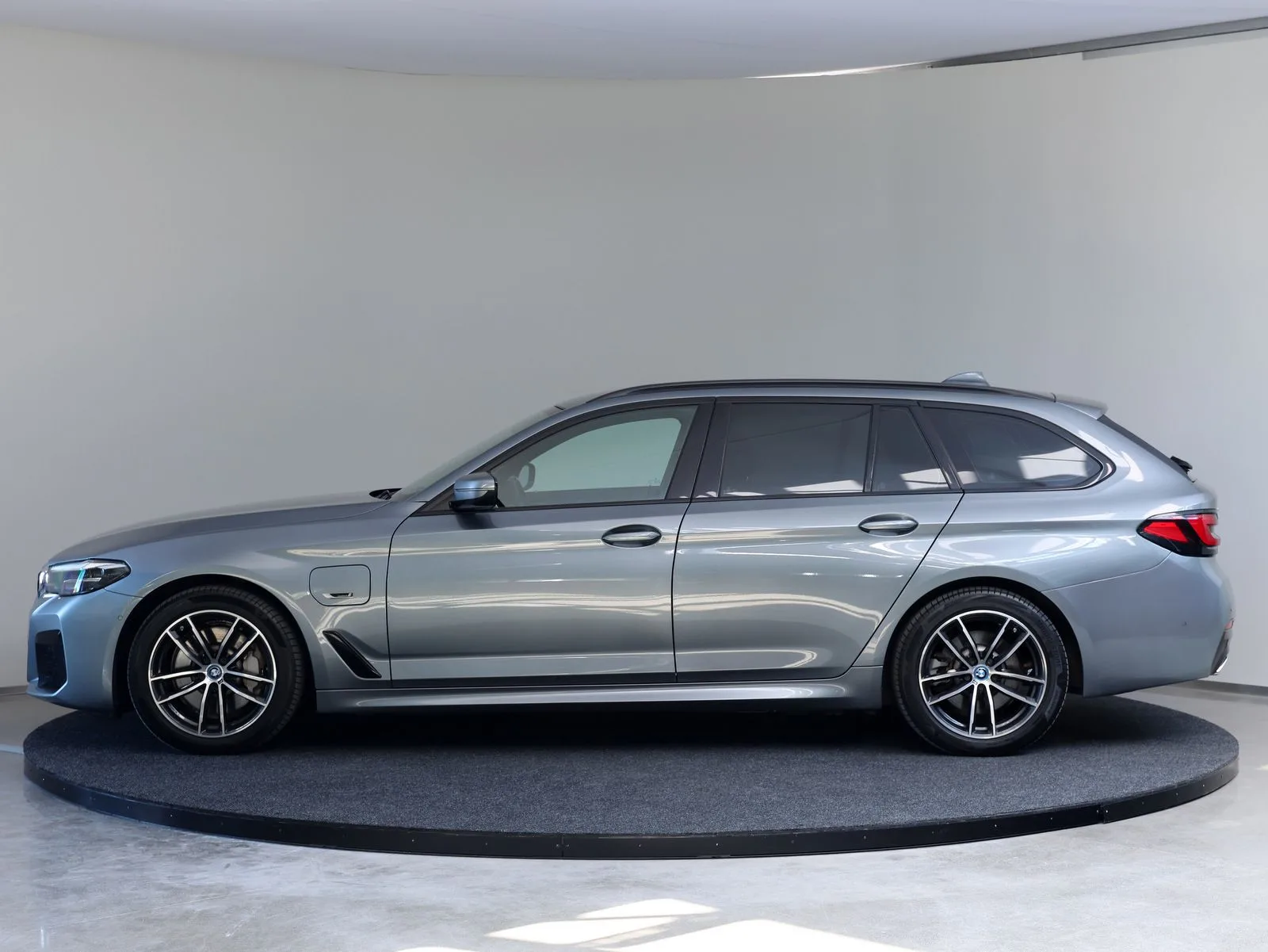 2022 BMW 530e xDrive Touring, M Sport, 5/28