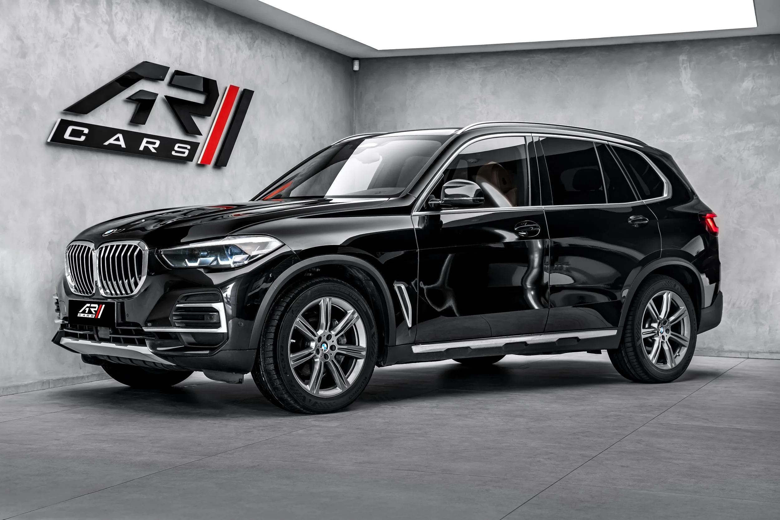 2022 BMW X5 xDrive30d xLine proposé par un concessionnaire spécialisé à Ostrava, Tchéquie, photo principale