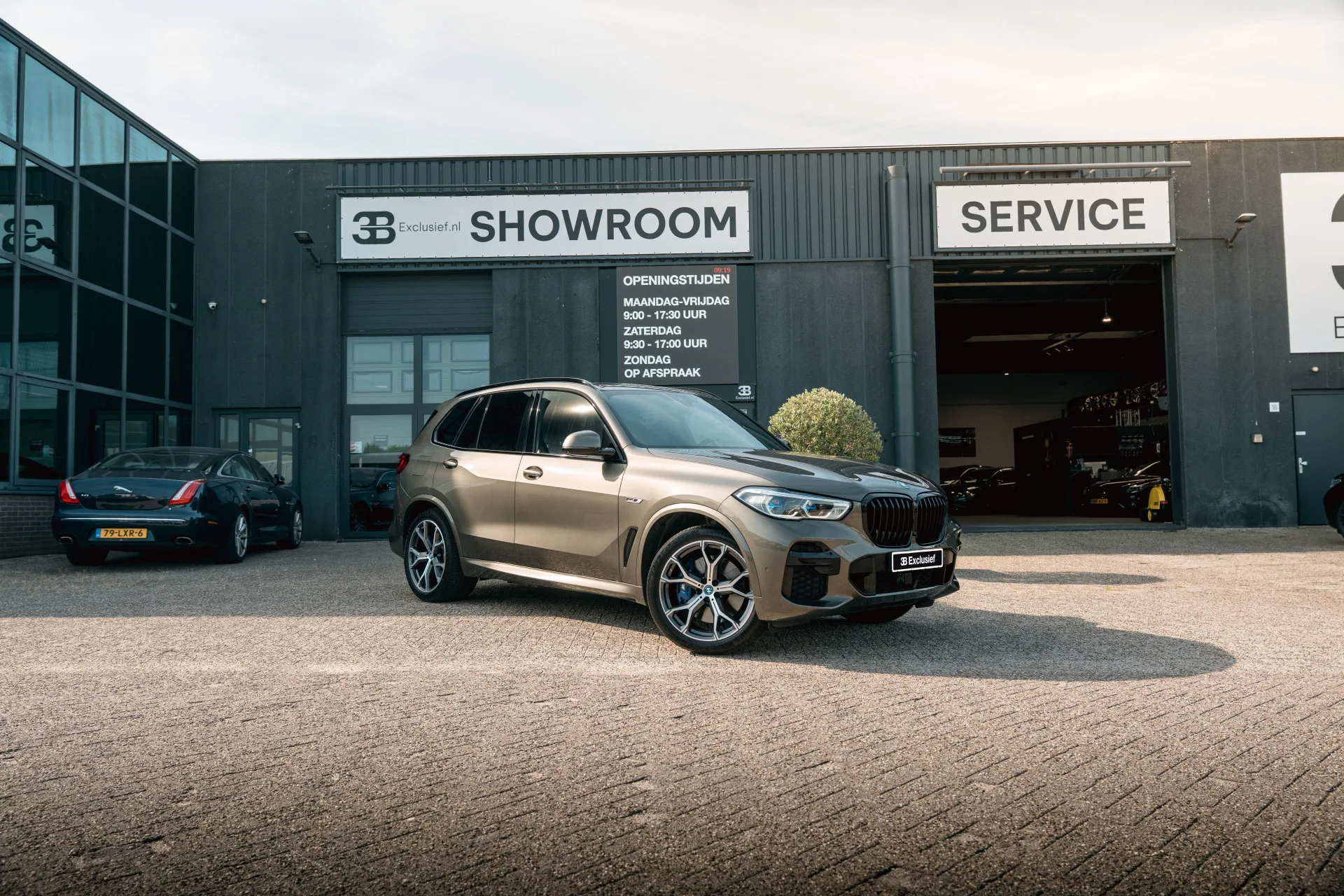 2022 BMW X5 xDrive45e M Sport angeboten von einem Fachhändler in Rotterdam, Niederlande, Hauptfoto