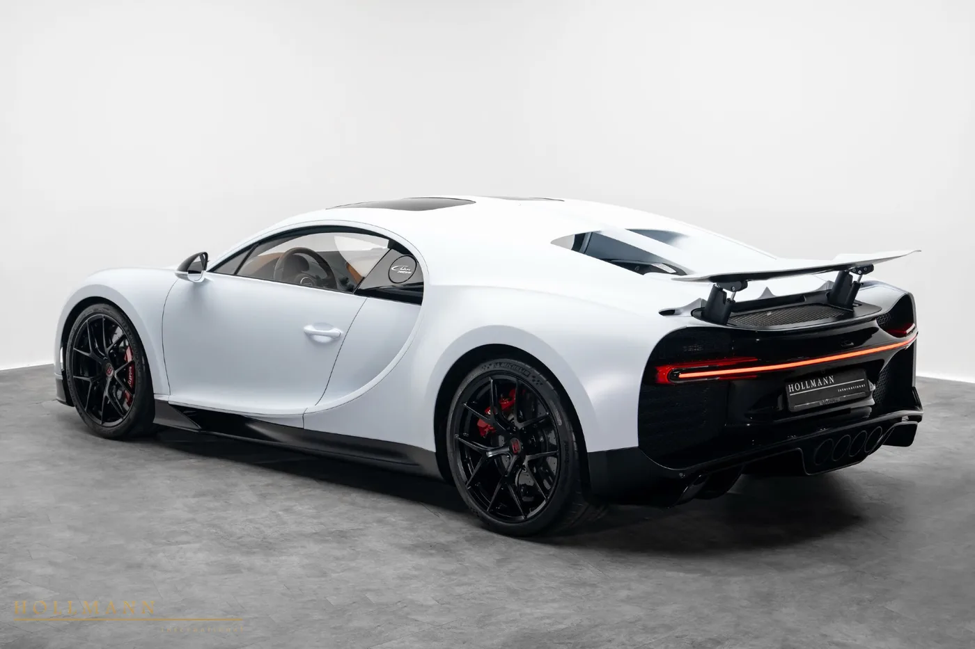 2022 Bugatti Chiron Sport offered by a specialist dealer in Stuhr, Germany, photo 3 of 8