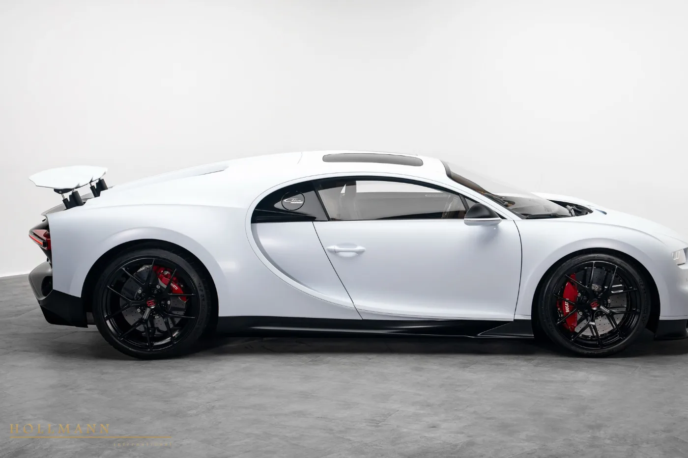 2022 Bugatti Chiron Sport offered by a specialist dealer in Stuhr, Germany, photo 5 of 8